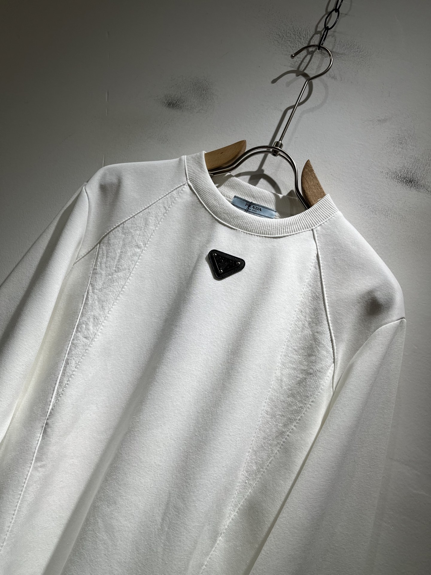 PRAD*A普*达2025秋冬新款男女同款👫长袖卫衣，最新款全网独家首上！！~既经典有时尚百搭，谁不爱啊