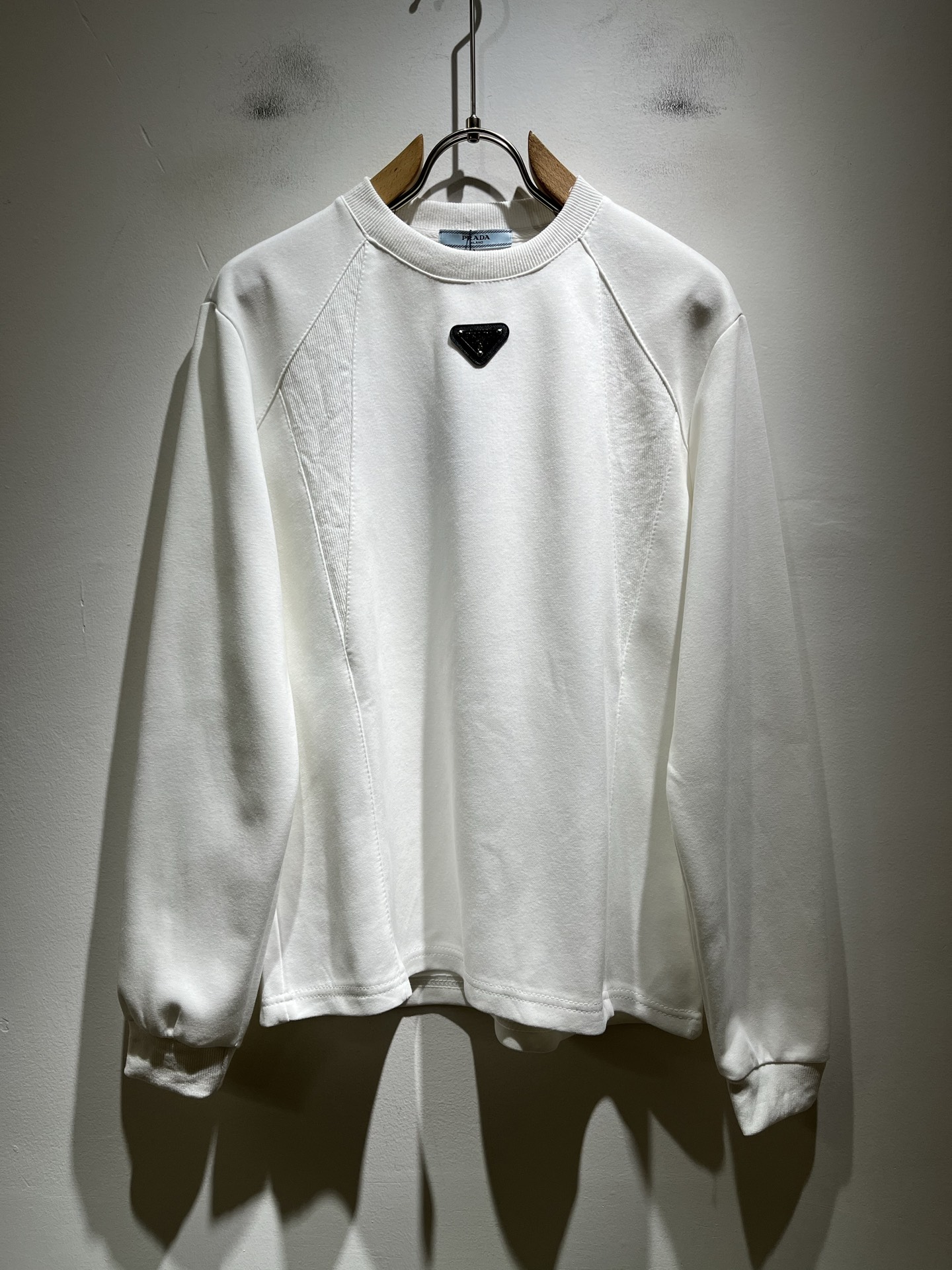 NO:530747,PRAD*A Pu*da 2025 autumn and winter new men and women's same long-sleeved sweatshirt, the latest model is exclusively available on the entire network!  !  ~ It is classic and fashionable and versatile, who doesn’t like it? It will show the classic again. It is very pleasing to the eye and comes with a low luxury halo and recognition!  Pr*da's traditional brand concept and modern advanced technology are perfectly combined. Coupled with the extremely modern and modern minimalist design, P home exclusive three-dimensional logo pattern badge design!  Customized 100% imported pure cotton fabric!  The texture of this model is quite touching, the specifications and grades are known with tentacles. The degree of delicateness and breathability are top-notch!  Size M-3XL, prada, hoodie, sweatshirts, alexander wang19860909PRAD*A普*达2025秋冬新款男女同款长袖卫衣,最新款全网独家首上！！~既经典有时尚百搭,谁不爱啊,将经典再次展现,非常的耐看,自带低奢光环与辨识度！Pr*da传统的品牌理念和现代化的先进技术进行了完美结合.加上极其现代摩登风范的简约设计,p家专属立体logo图案徽章设计！定制百分百进口纯棉的面料！此款的质感相当感人 触手便知规格档次 细腻程度与透气效果堪称顶级！尺码M-3XL,,prada,hoodie,sweatshirts,alexander wang,Men's clothing