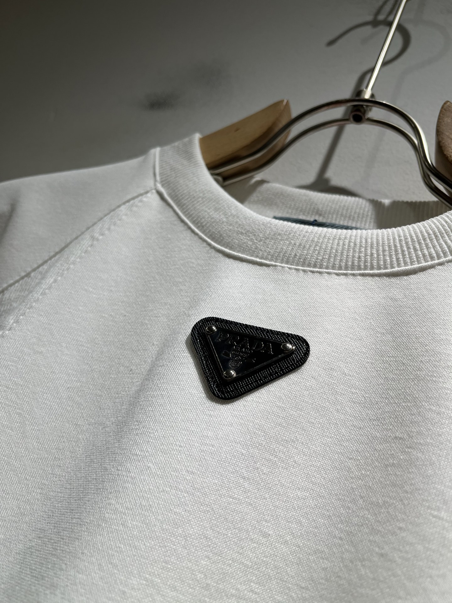 PRAD*A普*达2025秋冬新款男女同款👫长袖卫衣，最新款全网独家首上！！~既经典有时尚百搭，谁不爱啊