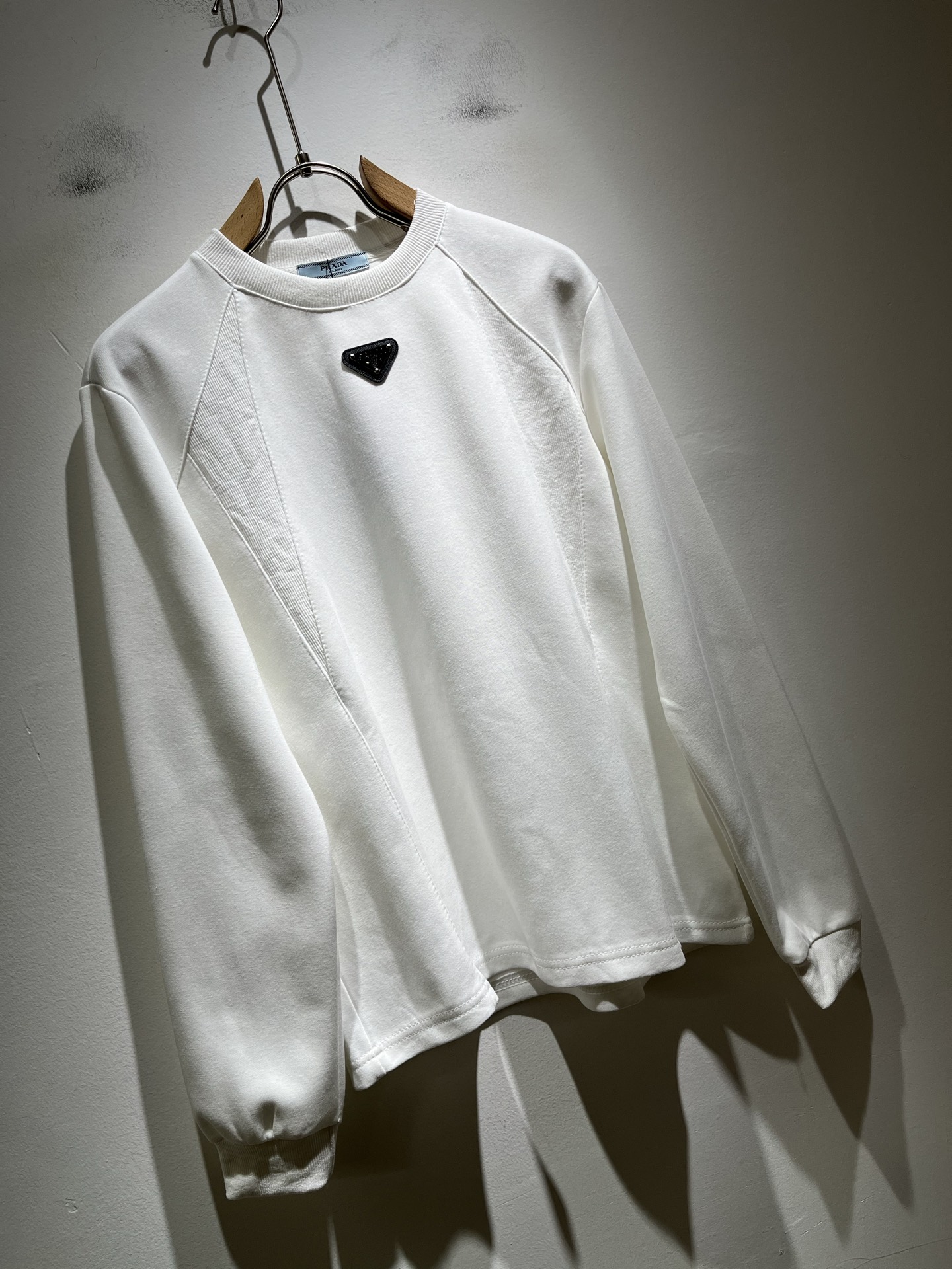 PRAD*A普*达2025秋冬新款男女同款👫长袖卫衣，最新款全网独家首上！！~既经典有时尚百搭，谁不爱啊