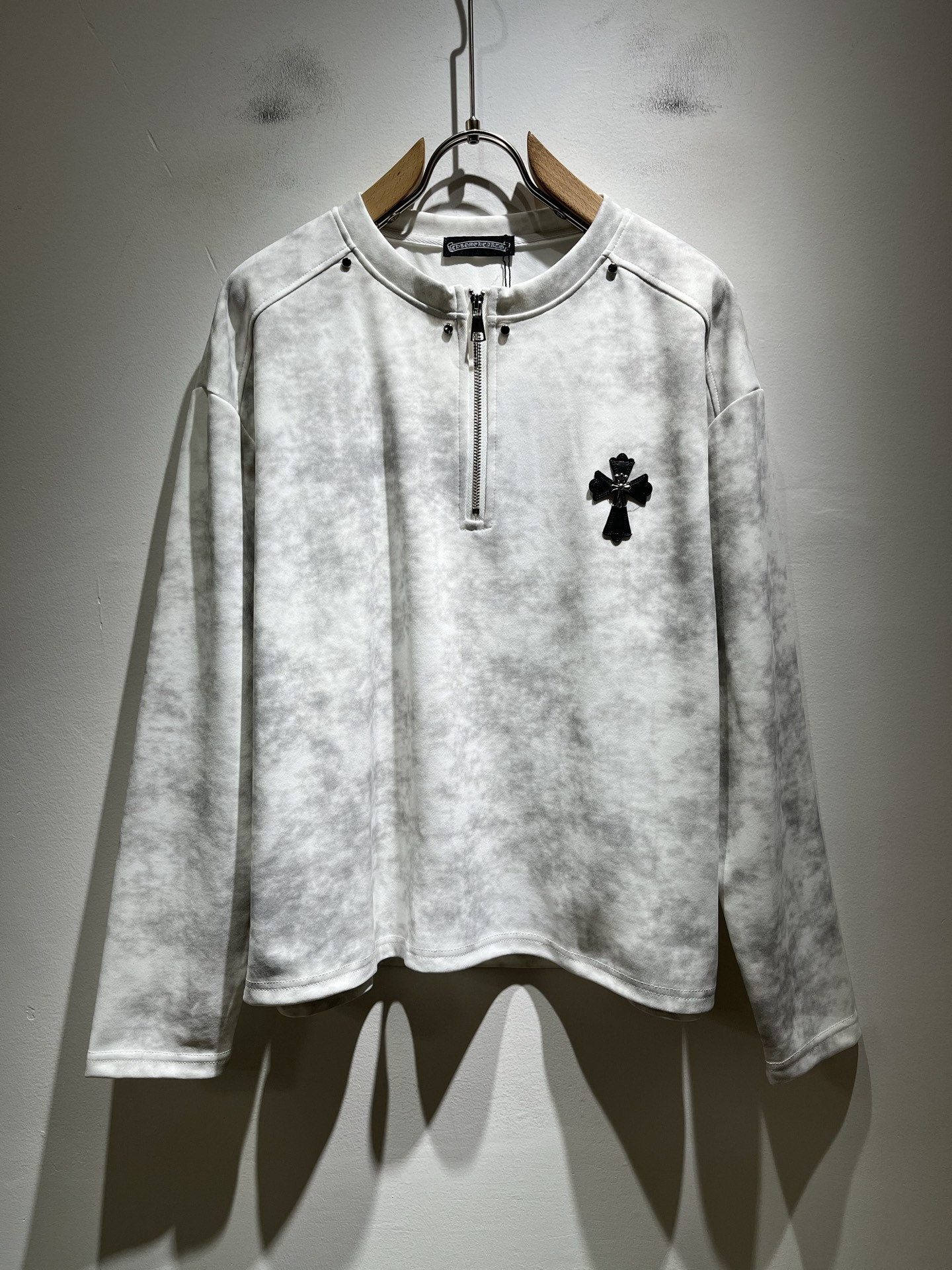 NO:530750,Chrome hear*s Ke*xin 2025 autumn and winter new men and women's base shirts!  The same style for men and women is a high street jacket that you recognize from the bottom of your heart, and it makes you more rare after time. The trendy high street king is the trendy brand Chrome hear*s Ke*xin. To be honest, wearing Croxin is very fashionable. If you match the jackets together, it will be fashionable, and there is nothing to say on the street. The leather logo design on the chest!  The feel is amazing. This comfort can be said to be a paradise on earth when worn on the body. It is decorated with the leather logo badge on the chest!  The upper body is really not picky, the casual and chic taste is particularly good, which enhances the sense of fashion and appearance. This style is particularly easy to match with various types of pants. The recognition is there, it is tough, not easy to wear, and the details are very good. Size M-3XL, chrome hearts, chrome hearts, jackets & coats, jackets & coats, alexander wang19860909Chrome hear*s克*心 2025秋冬新款男女同款打底衫！男女同款一款让你从心底认可的高街夹克外套,并且经过时间的推移而让你更加珍稀,潮流的高街之王,那就是潮牌chrome hear*s克*心,穿克罗心的实话讲很潮了,如果连夹克也一起搭配,那就是潮爆了,潮爆街头没话说.胸前皮革logo设计！手感一绝,这种舒适感穿在身上,可以说是人间天堂了.搭配胸前皮革logo徽章修饰！上身真心不挑人,休闲潇洒的味道特别足,提升时尚感和颜值,并且这样的版型特别好搭配各种类型的裤子,辨识度就在哪里,韧性足,不易磨损,细节工艺非常到位.尺码M-3XL,,chrome hearts,chrome hearts,jackets & coats,jackets & coats,alexander wang,Men's clothing