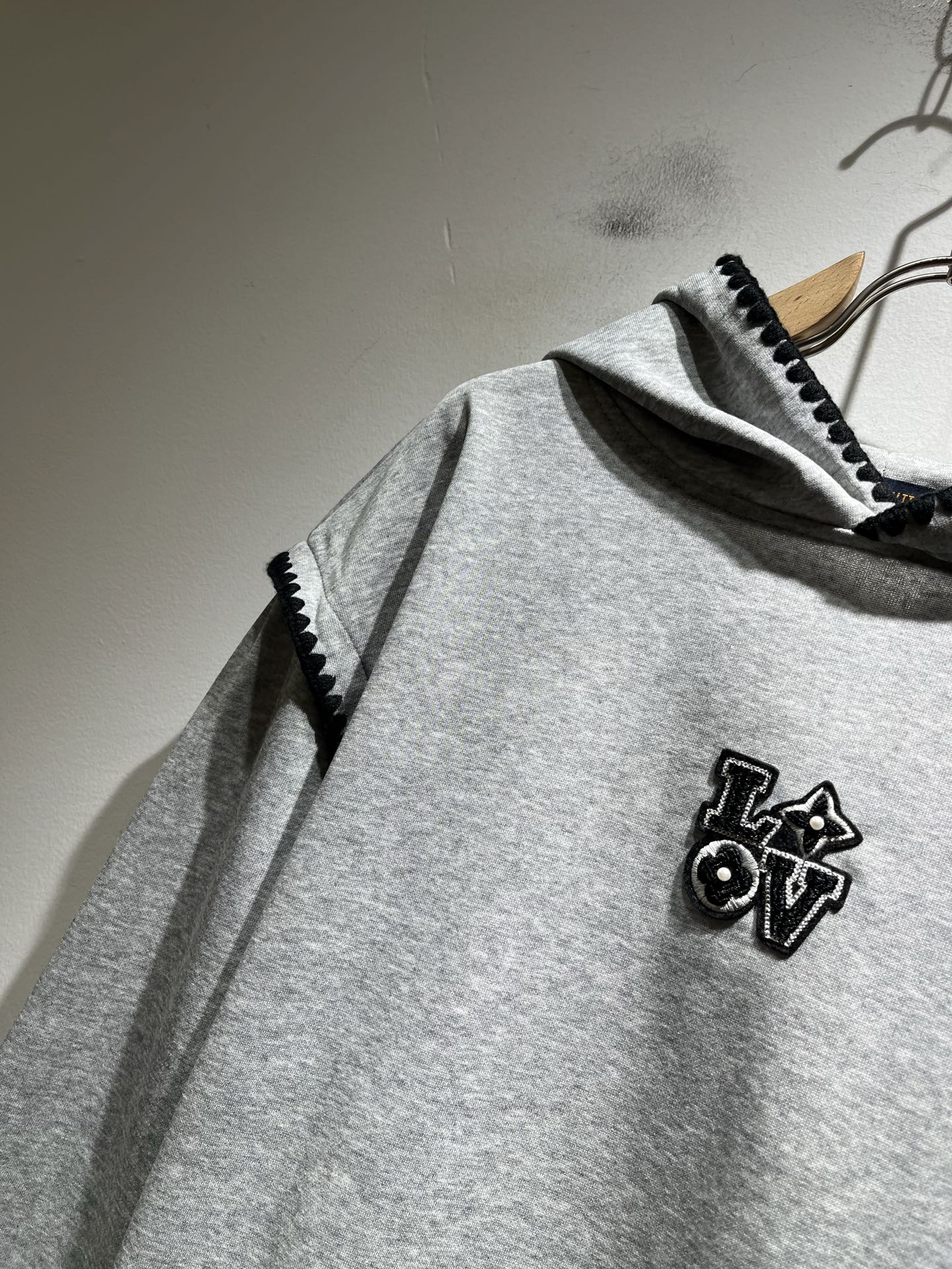 LouisVuitt*路易*登 2025秋冬全新系列单品上线，非常时髦前卫的一款男女同款👫长袖卫衣，胸前