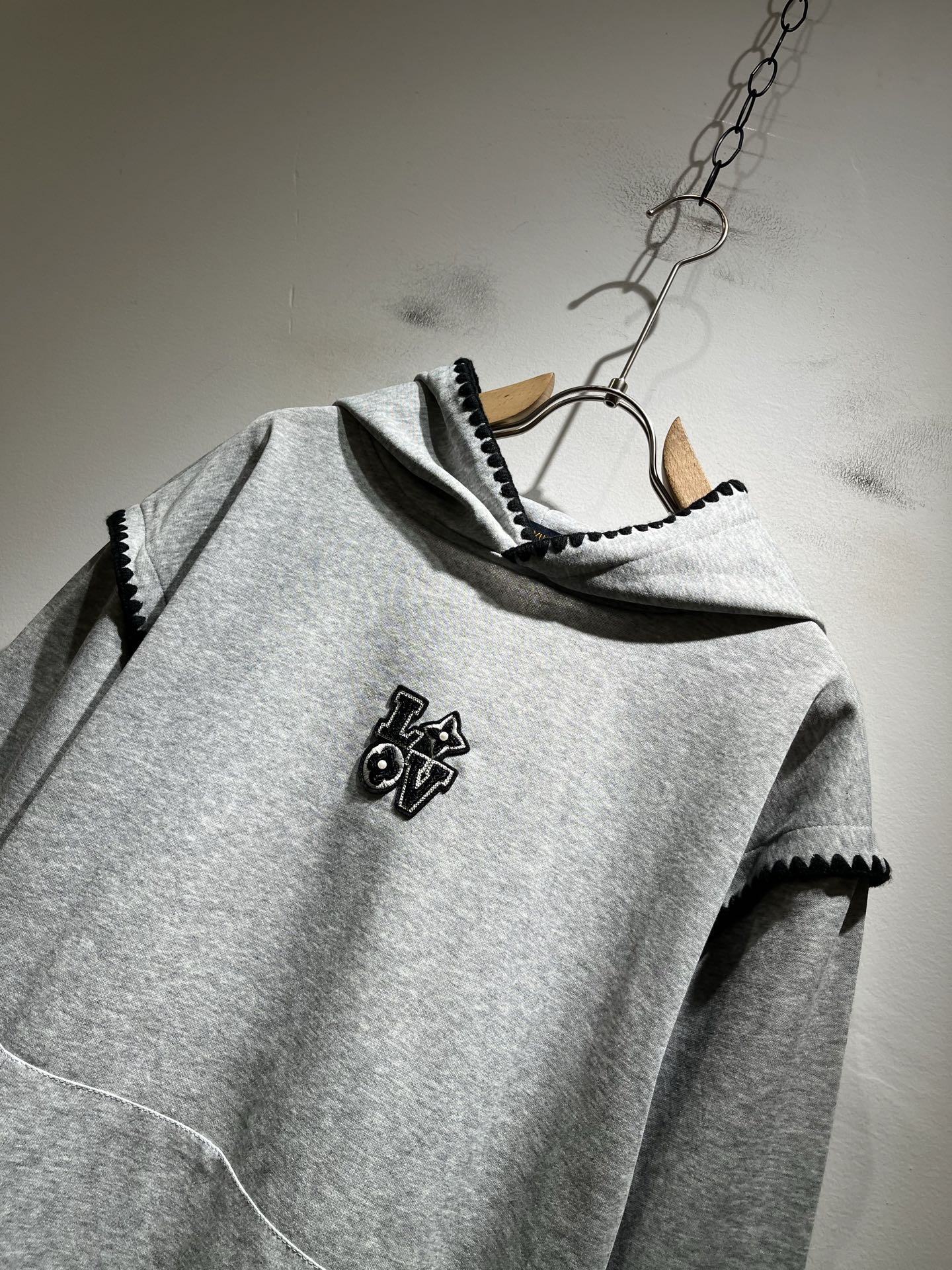 LouisVuitt*路易*登 2025秋冬全新系列单品上线，非常时髦前卫的一款男女同款👫长袖卫衣，胸前