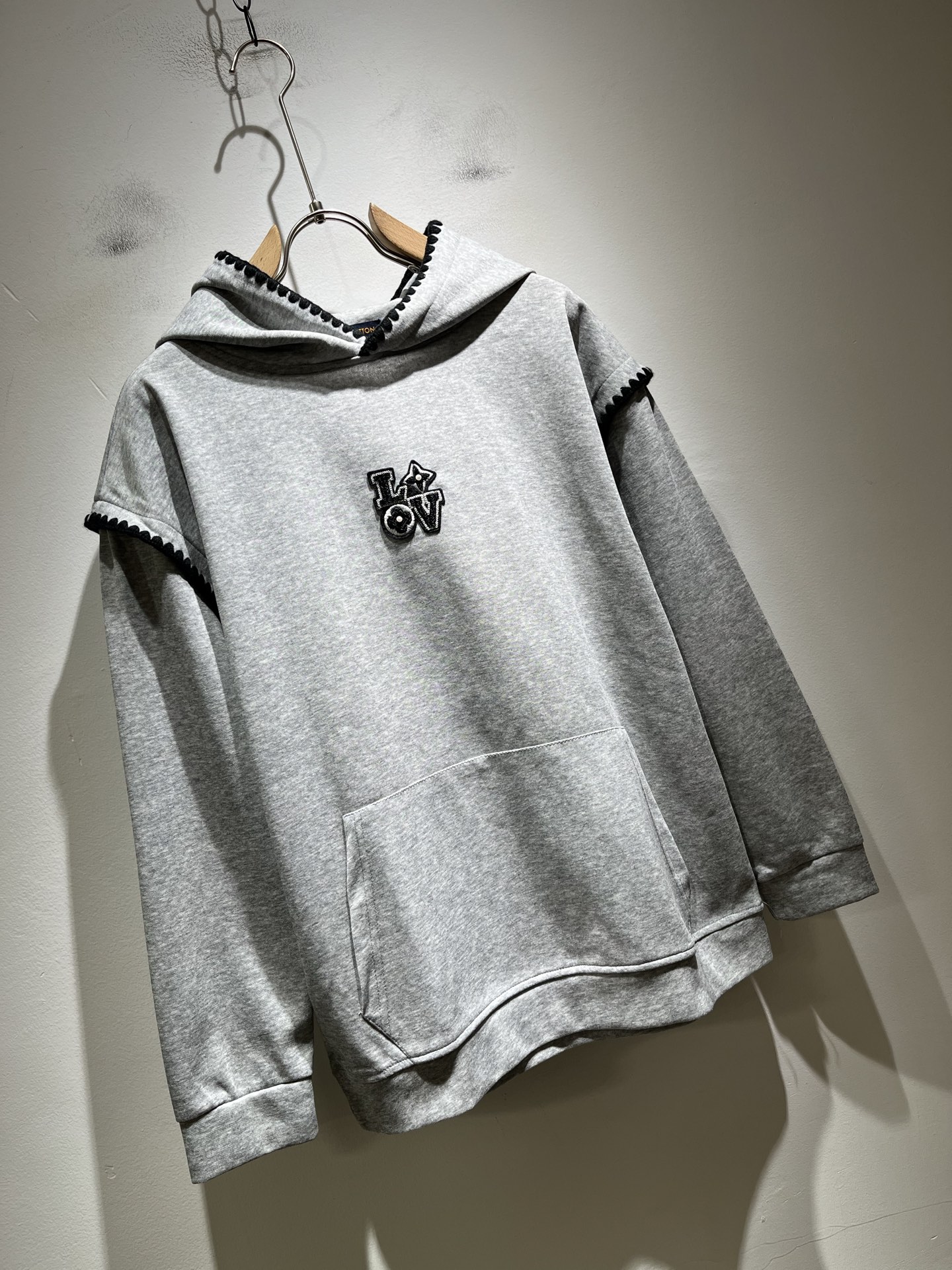 LouisVuitt*路易*登 2025秋冬全新系列单品上线，非常时髦前卫的一款男女同款👫长袖卫衣，胸前