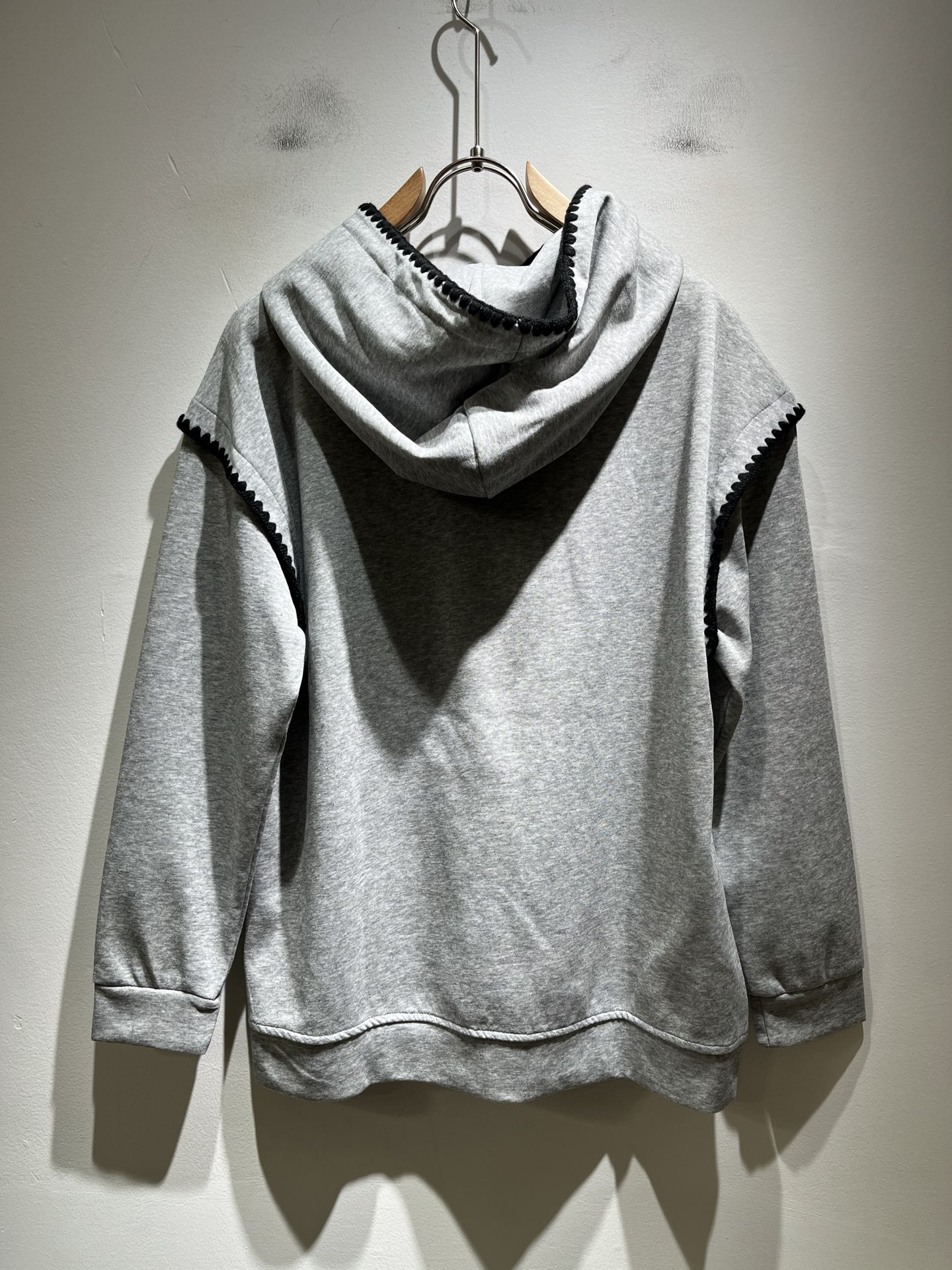 LouisVuitt*路易*登 2025秋冬全新系列单品上线，非常时髦前卫的一款男女同款👫长袖卫衣，胸前