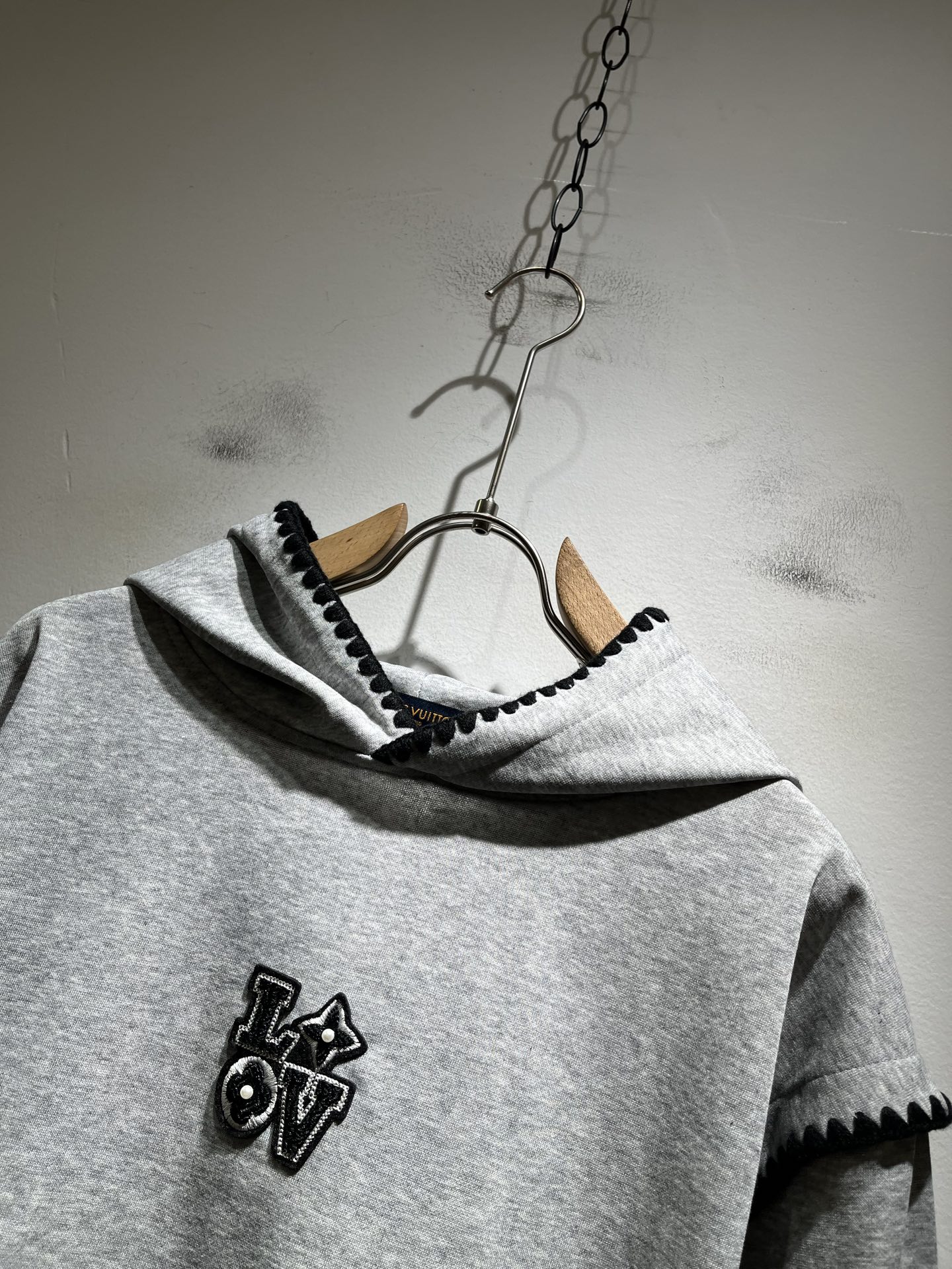 LouisVuitt*路易*登 2025秋冬全新系列单品上线，非常时髦前卫的一款男女同款👫长袖卫衣，胸前