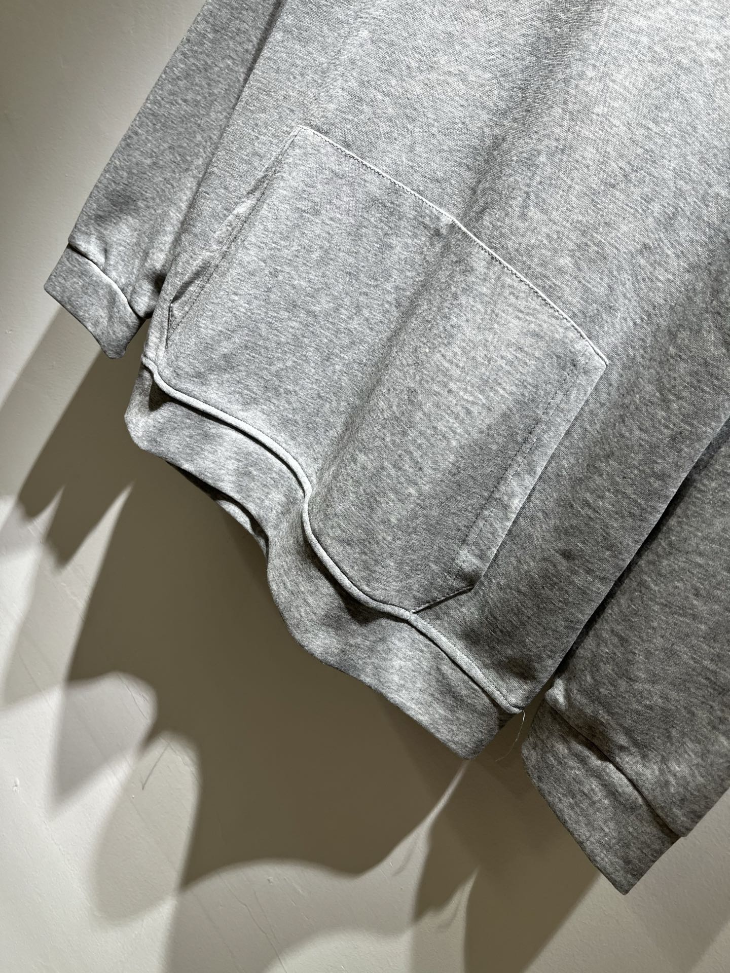 LouisVuitt*路易*登 2025秋冬全新系列单品上线，非常时髦前卫的一款男女同款👫长袖卫衣，胸前