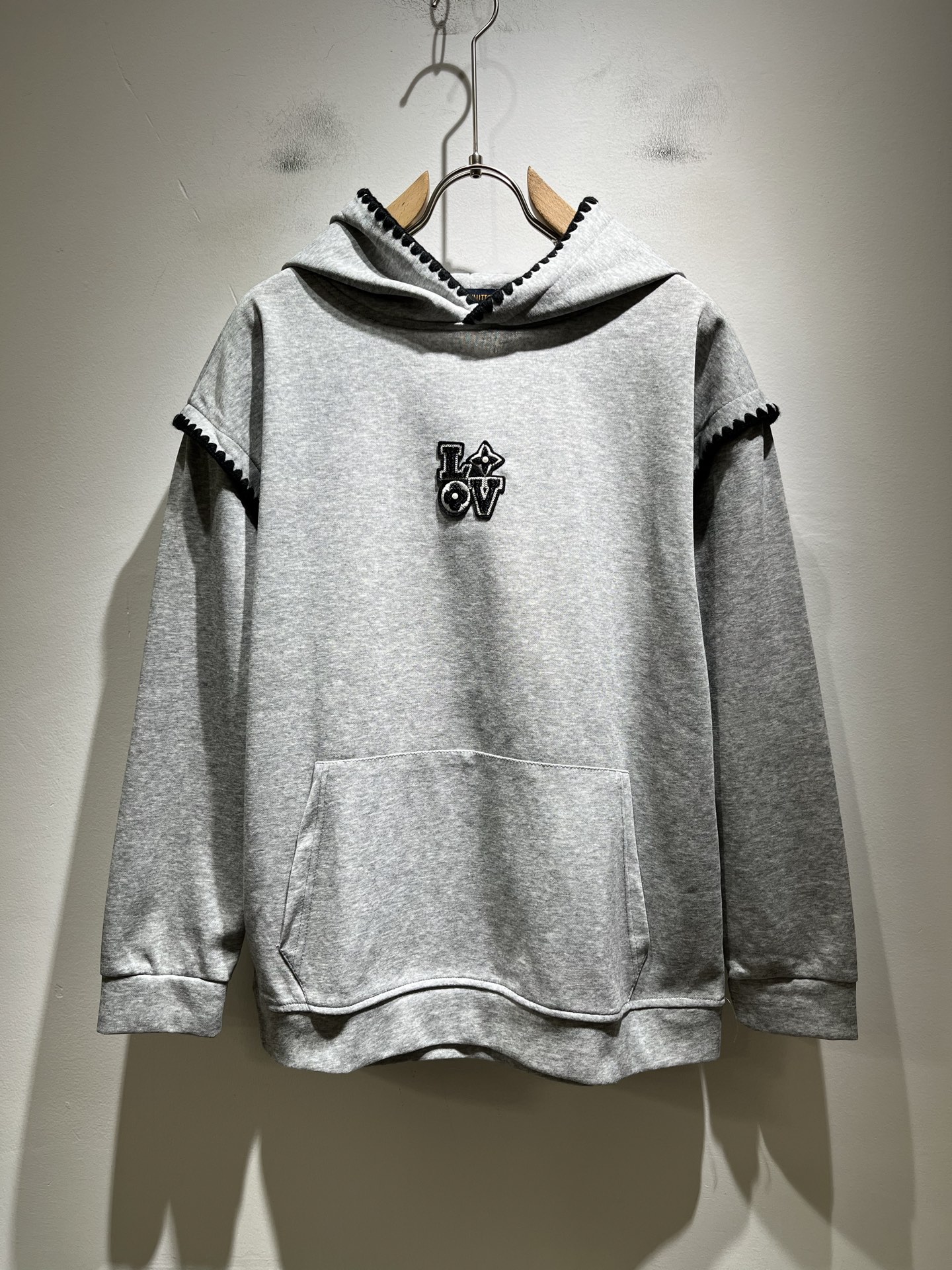 LouisVuitt*路易*登 2025秋冬全新系列单品上线，非常时髦前卫的一款男女同款👫长袖卫衣，胸前