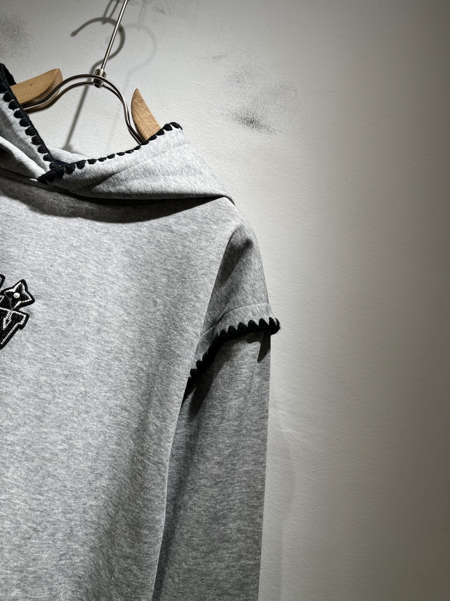 LouisVuitt*路易*登 2025秋冬全新系列单品上线，非常时髦前卫的一款男女同款👫长袖卫衣，胸前