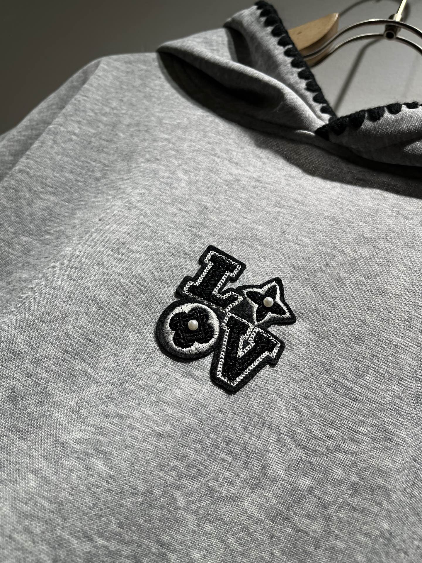 LouisVuitt*路易*登 2025秋冬全新系列单品上线，非常时髦前卫的一款男女同款👫长袖卫衣，胸前