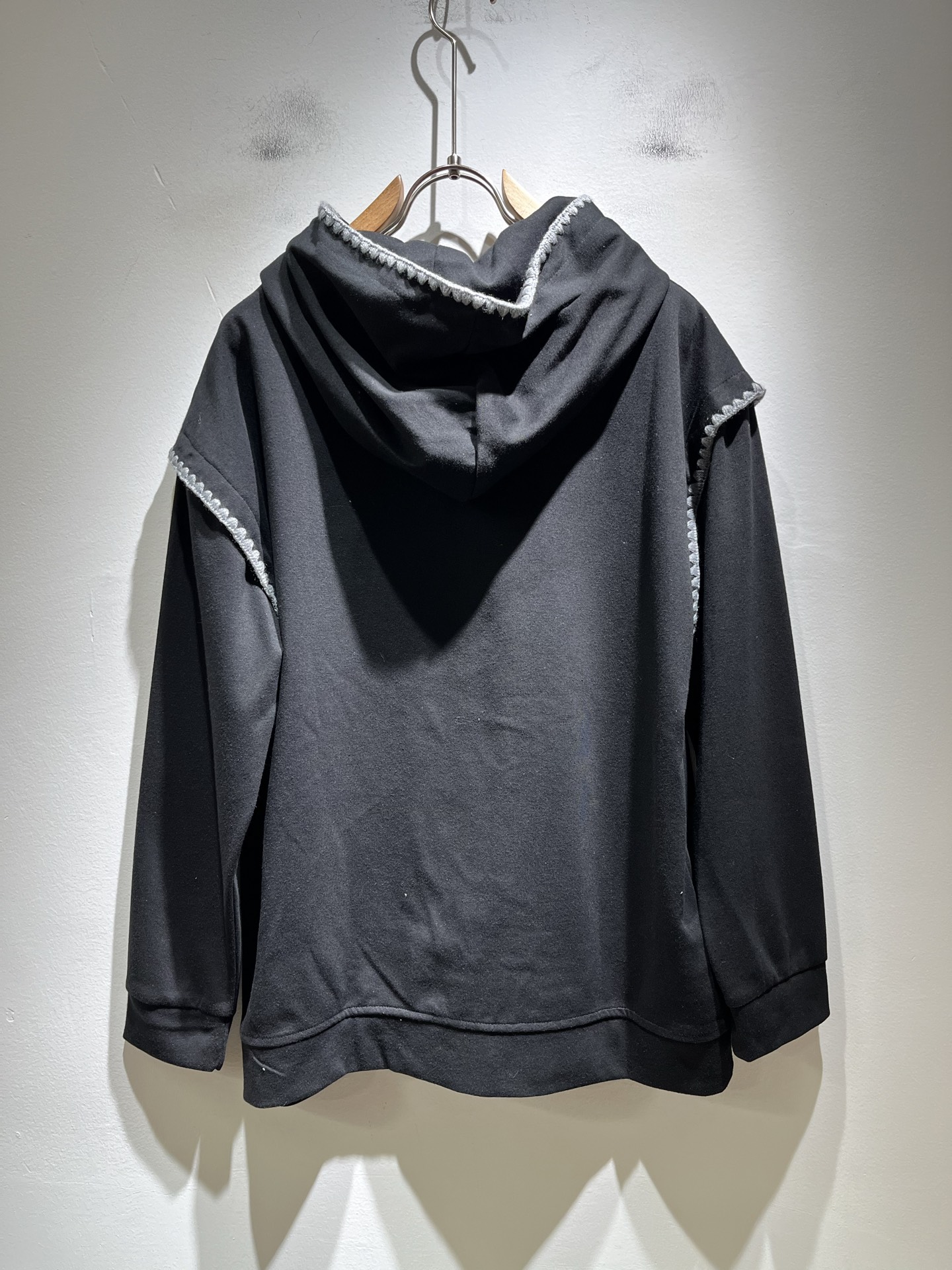 LouisVuitt*路易*登 2025秋冬全新系列单品上线，非常时髦前卫的一款男女同款👫长袖卫衣，胸前