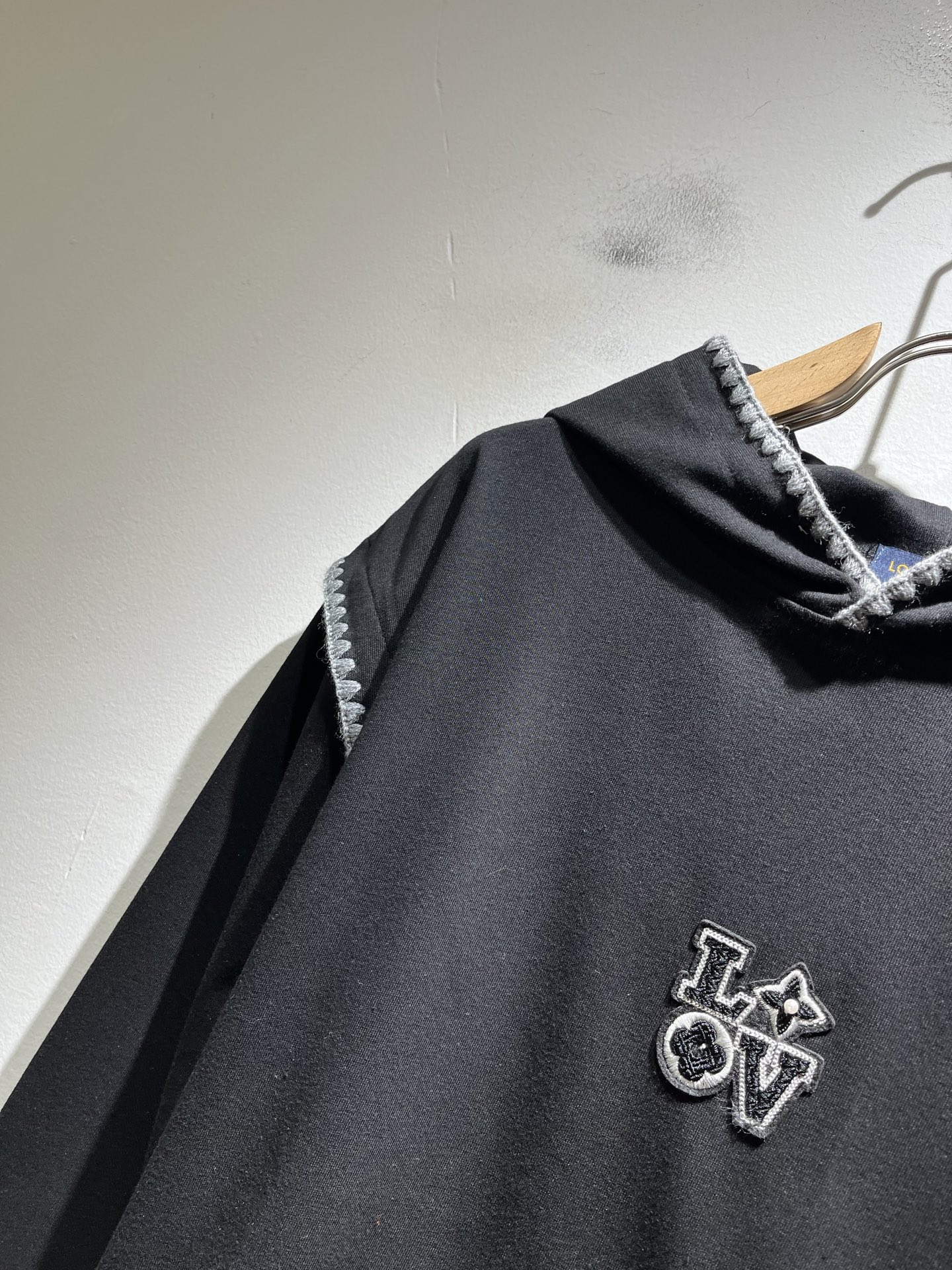 LouisVuitt*路易*登 2025秋冬全新系列单品上线，非常时髦前卫的一款男女同款👫长袖卫衣，胸前