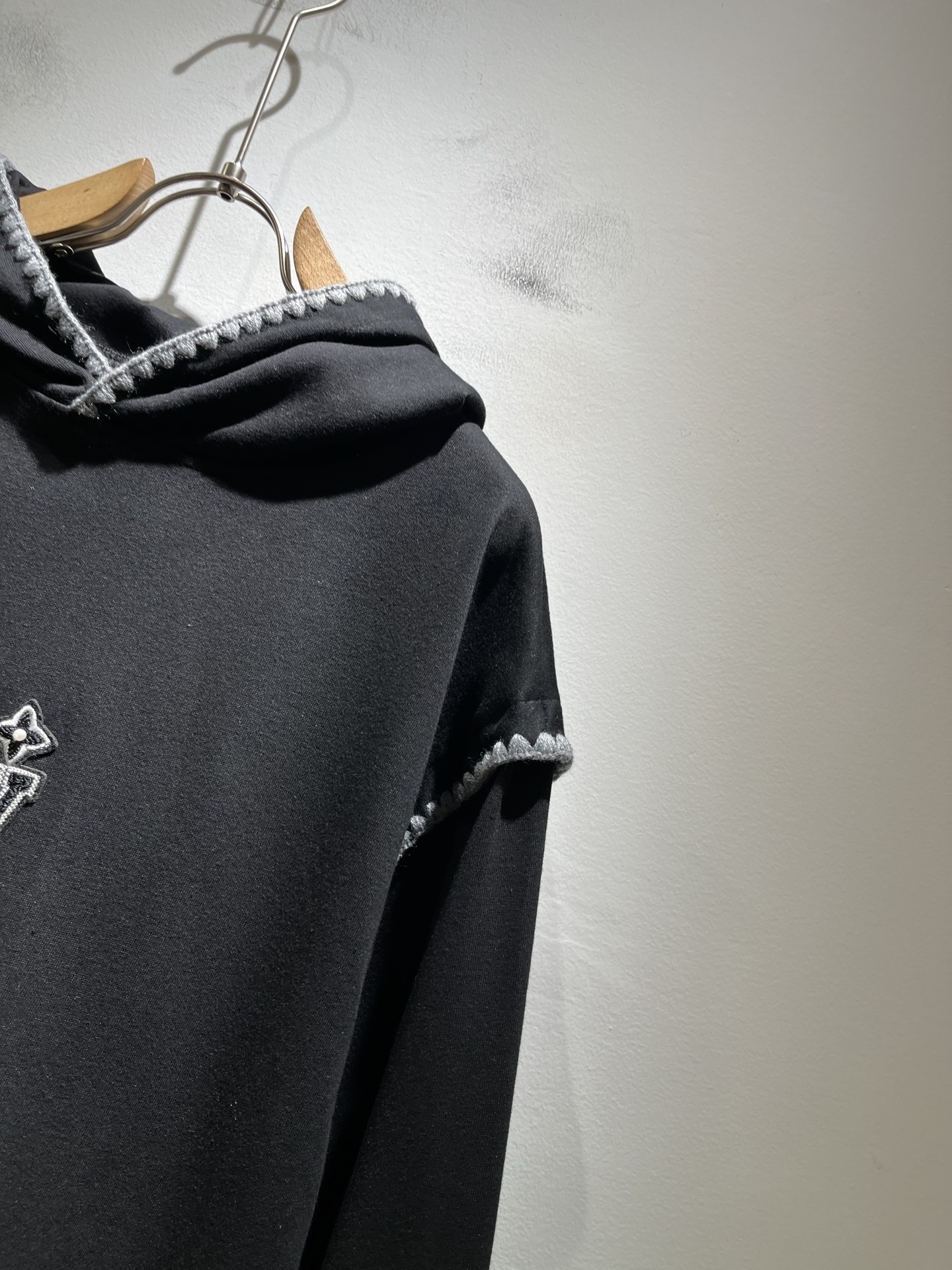 LouisVuitt*路易*登 2025秋冬全新系列单品上线，非常时髦前卫的一款男女同款👫长袖卫衣，胸前