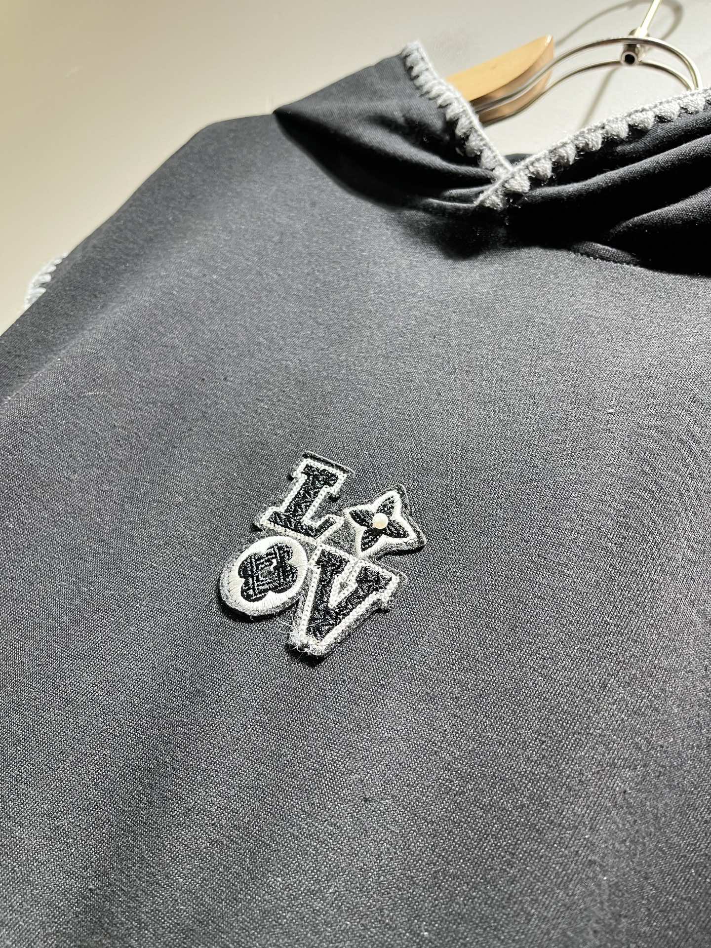 LouisVuitt*路易*登 2025秋冬全新系列单品上线，非常时髦前卫的一款男女同款👫长袖卫衣，胸前