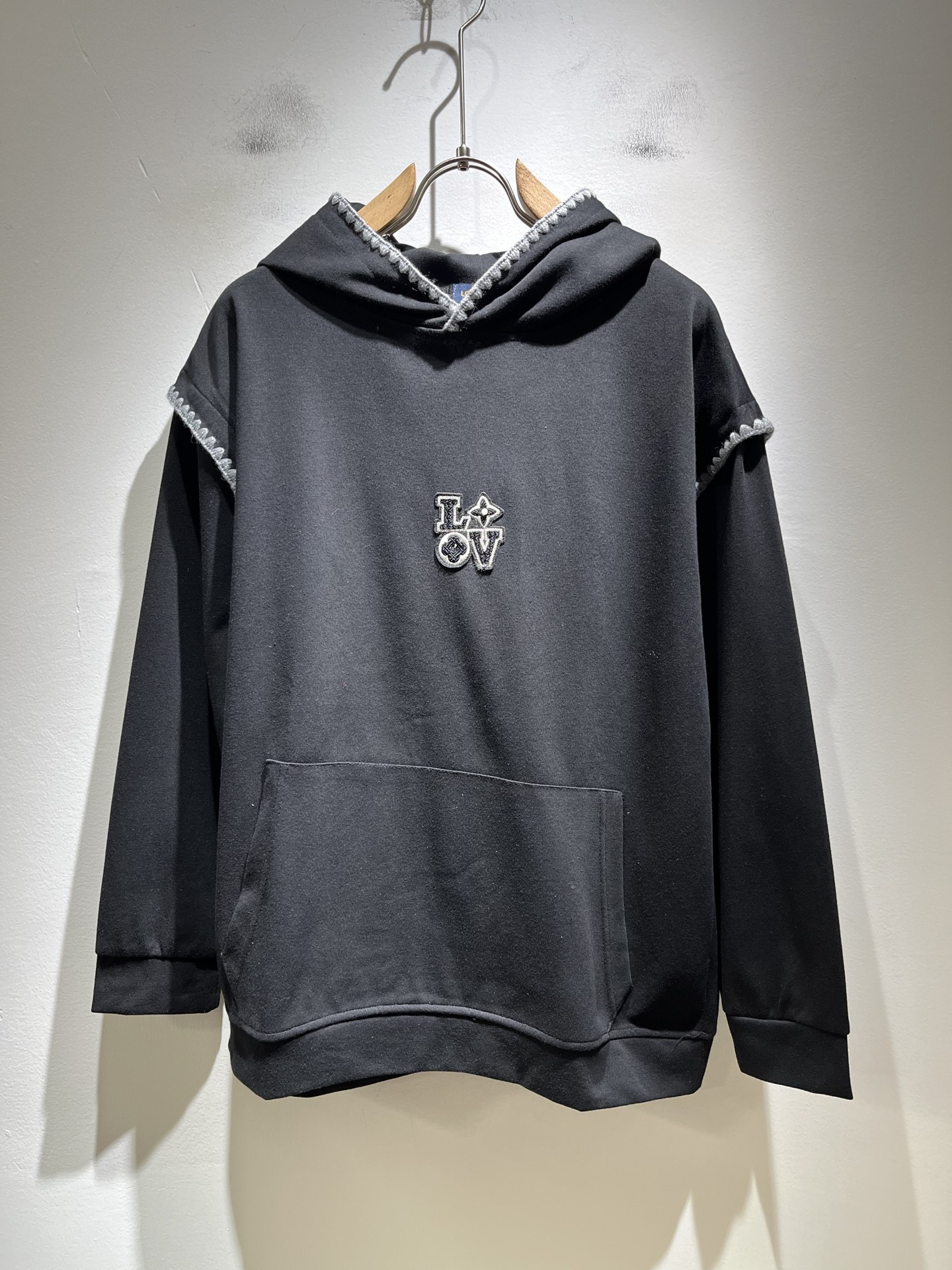 NO:530756,LouisVuitt*Louis*Deng The new series of autumn and winter products in 2025 are launched, a very fashionable and avant-garde long-sleeved sweatshirt for men and women, with a logo pattern design on the chest!  Different from the past, it declares the design concept that has been passed down for many years in the brand!  Its eye-catchingness is no less than any classic style, perfectly presenting the fashionable, high-end and luxurious feeling in front of the world!  Made of imported cotton materials, selected high-quality pure cotton fabrics, soft and soft to the touch, the real thing is definitely beyond your imagination, and it has been used to the extreme!  Size M-3XL, louis vuitton,louis vuitton,hoodie,sweatshirts,alexander wang19860909LouisVuitt*路易*登 2025秋冬全新系列单品上线,非常时髦前卫的一款男女同款长袖卫衣,胸前标识logo图案设计！区别于以往的不同,宣示品牌传承多年的设计理念！其吸睛度完全不亚于任何经典款式,将时髦高级感与奢华感完美呈现在世人眼前！客供进口全棉材质制成,精选优质纯棉面料,触感软糯亲肤细腻,实物到手绝对超乎你的想象,发挥到了极致！尺码M-3XL,,louis vuitton,louis vuitton,hoodie,sweatshirts,alexander wang,Men's clothing