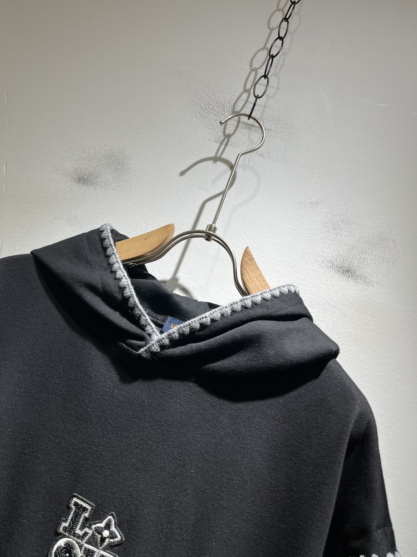 LouisVuitt*路易*登 2025秋冬全新系列单品上线，非常时髦前卫的一款男女同款👫长袖卫衣，胸前