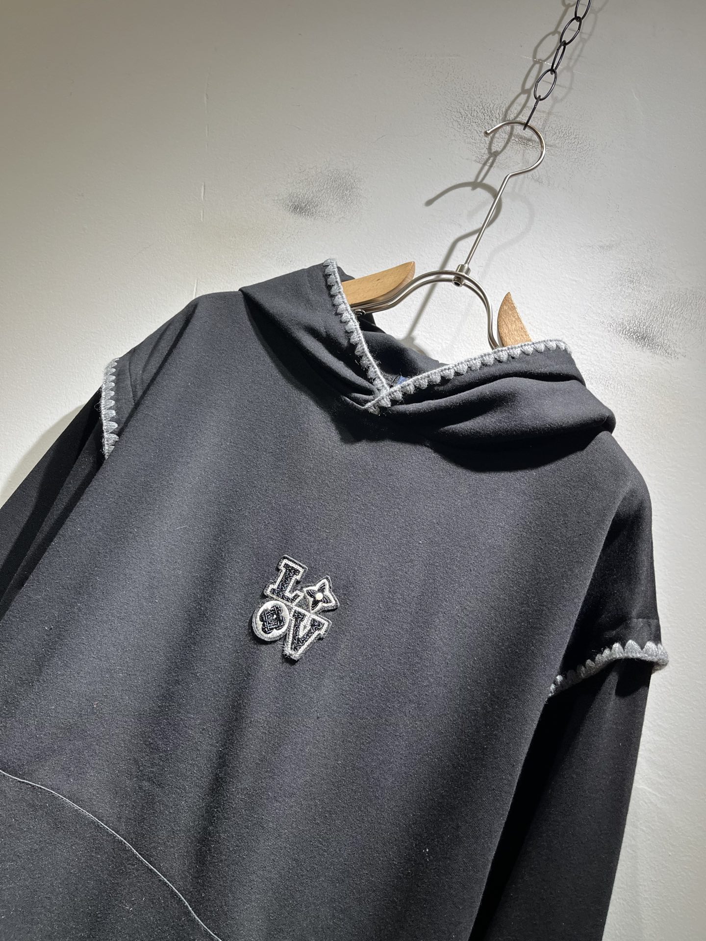 LouisVuitt*路易*登 2025秋冬全新系列单品上线，非常时髦前卫的一款男女同款👫长袖卫衣，胸前