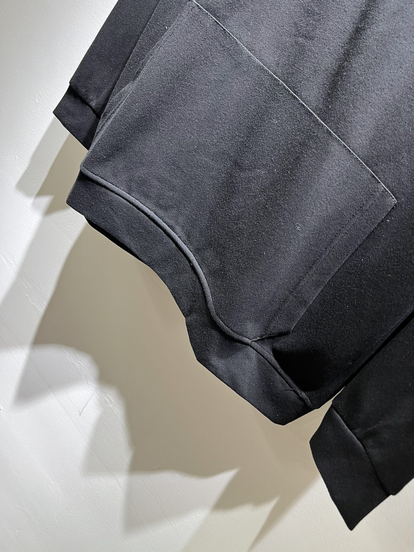 LouisVuitt*路易*登 2025秋冬全新系列单品上线，非常时髦前卫的一款男女同款👫长袖卫衣，胸前