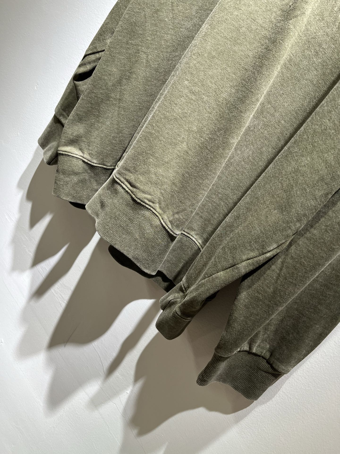 StoneIsland 石头岛2025秋冬新款做旧男女同款👫卫衣，品牌最新设计元素！既不单调也不复杂,恰