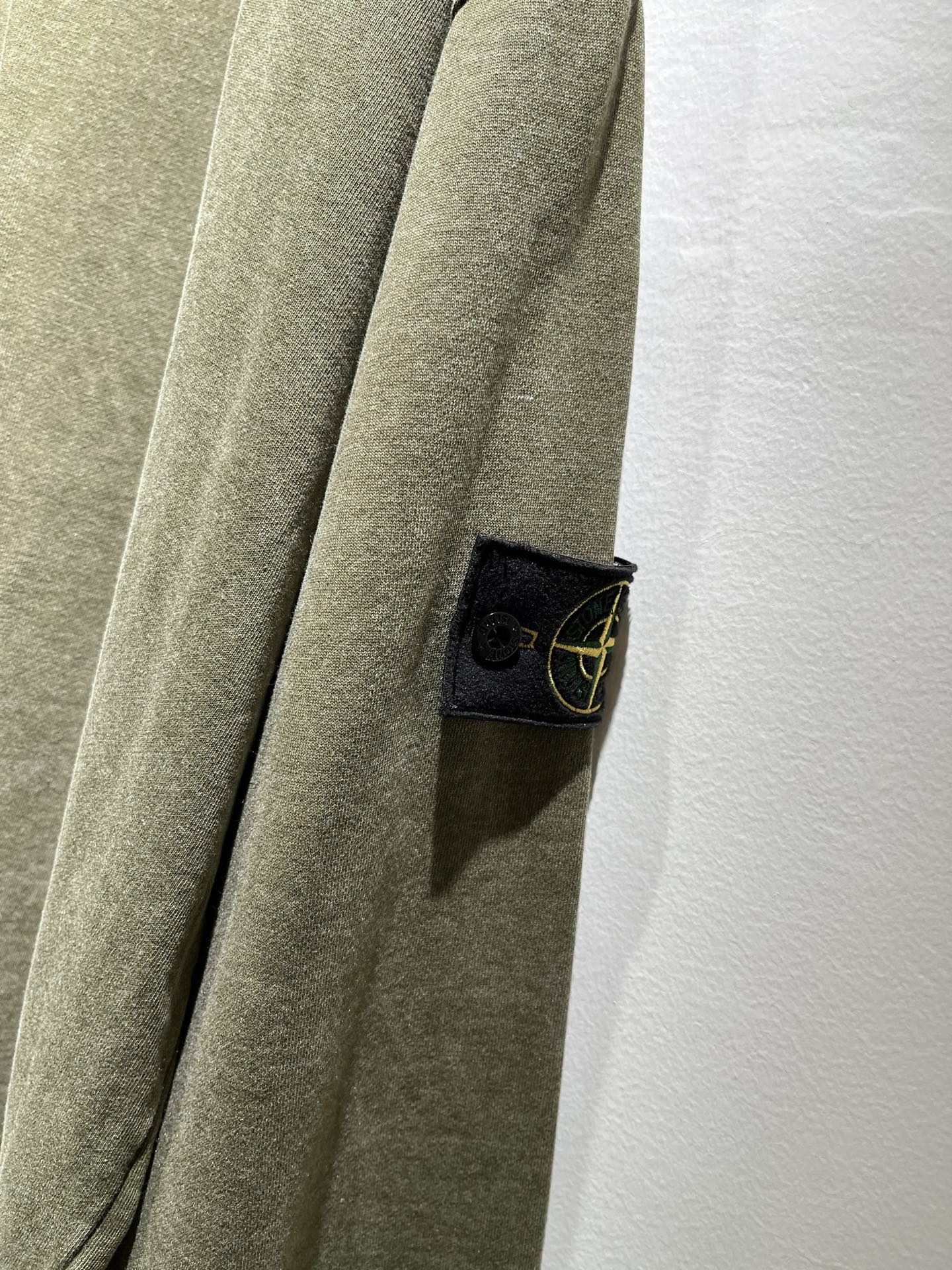 StoneIsland 石头岛2025秋冬新款做旧男女同款👫卫衣，品牌最新设计元素！既不单调也不复杂,恰