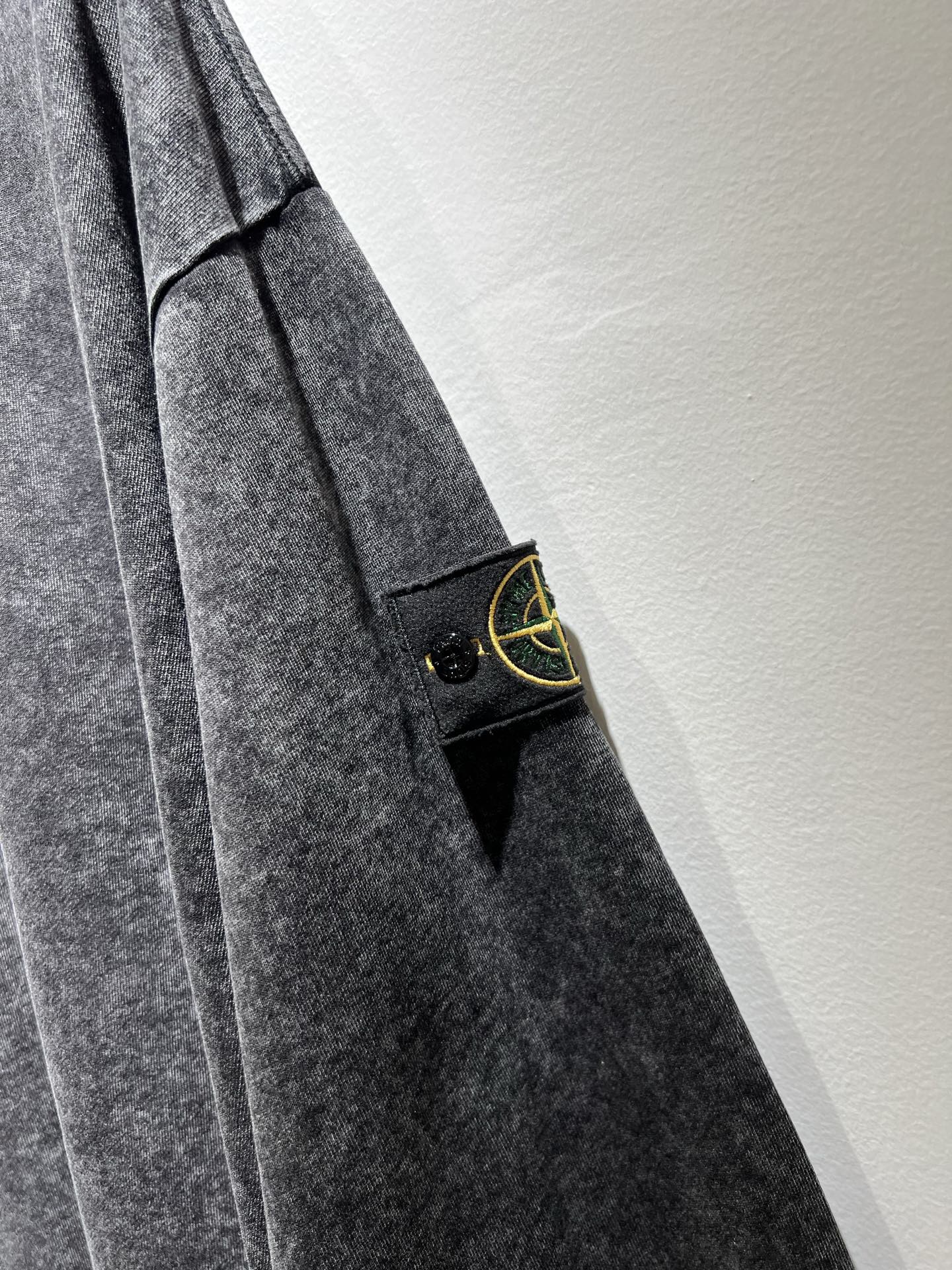 StoneIsland 石头岛2025秋冬新款做旧男女同款👫卫衣，品牌最新设计元素！既不单调也不复杂,恰