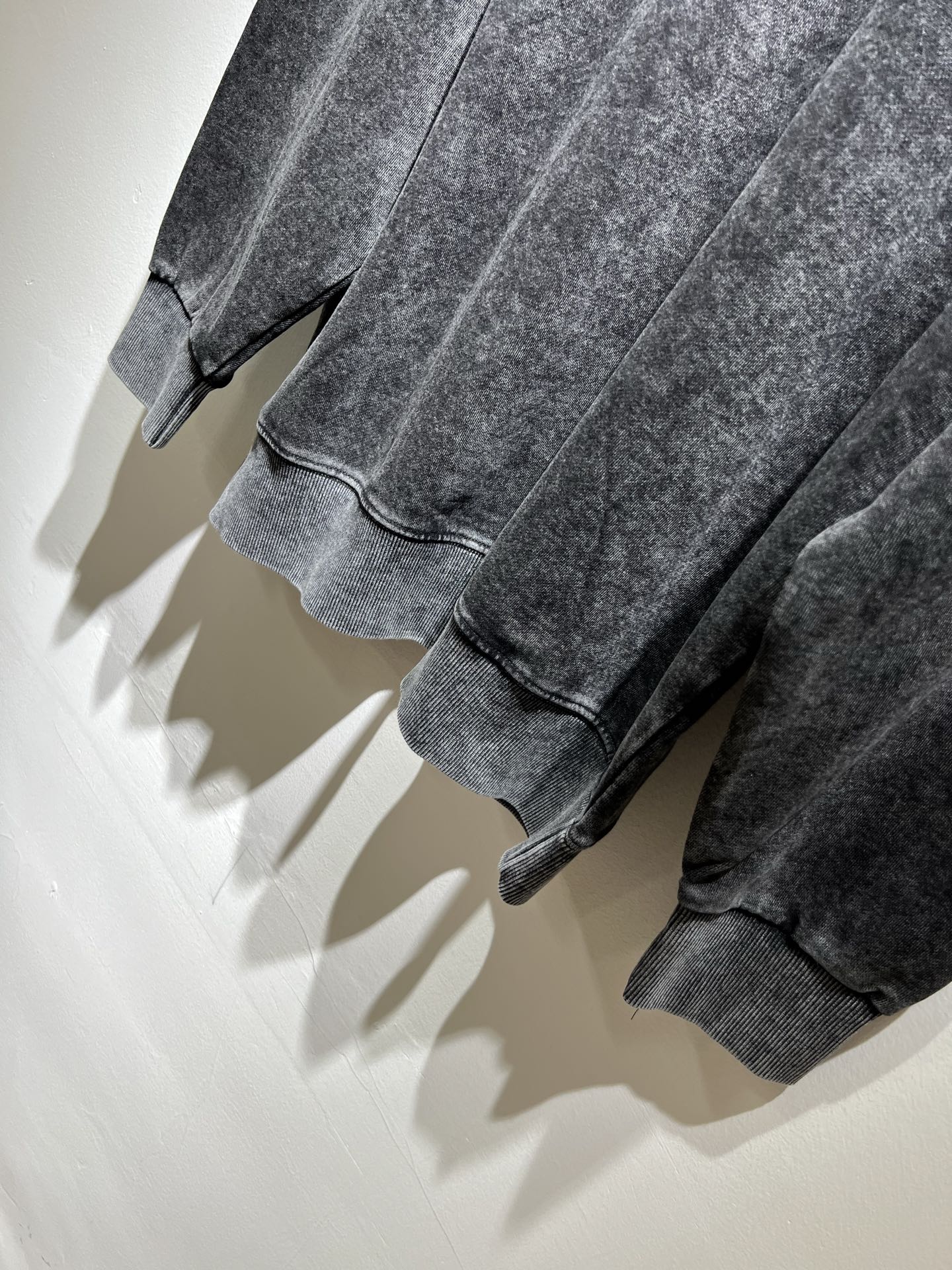 StoneIsland 石头岛2025秋冬新款做旧男女同款👫卫衣，品牌最新设计元素！既不单调也不复杂,恰