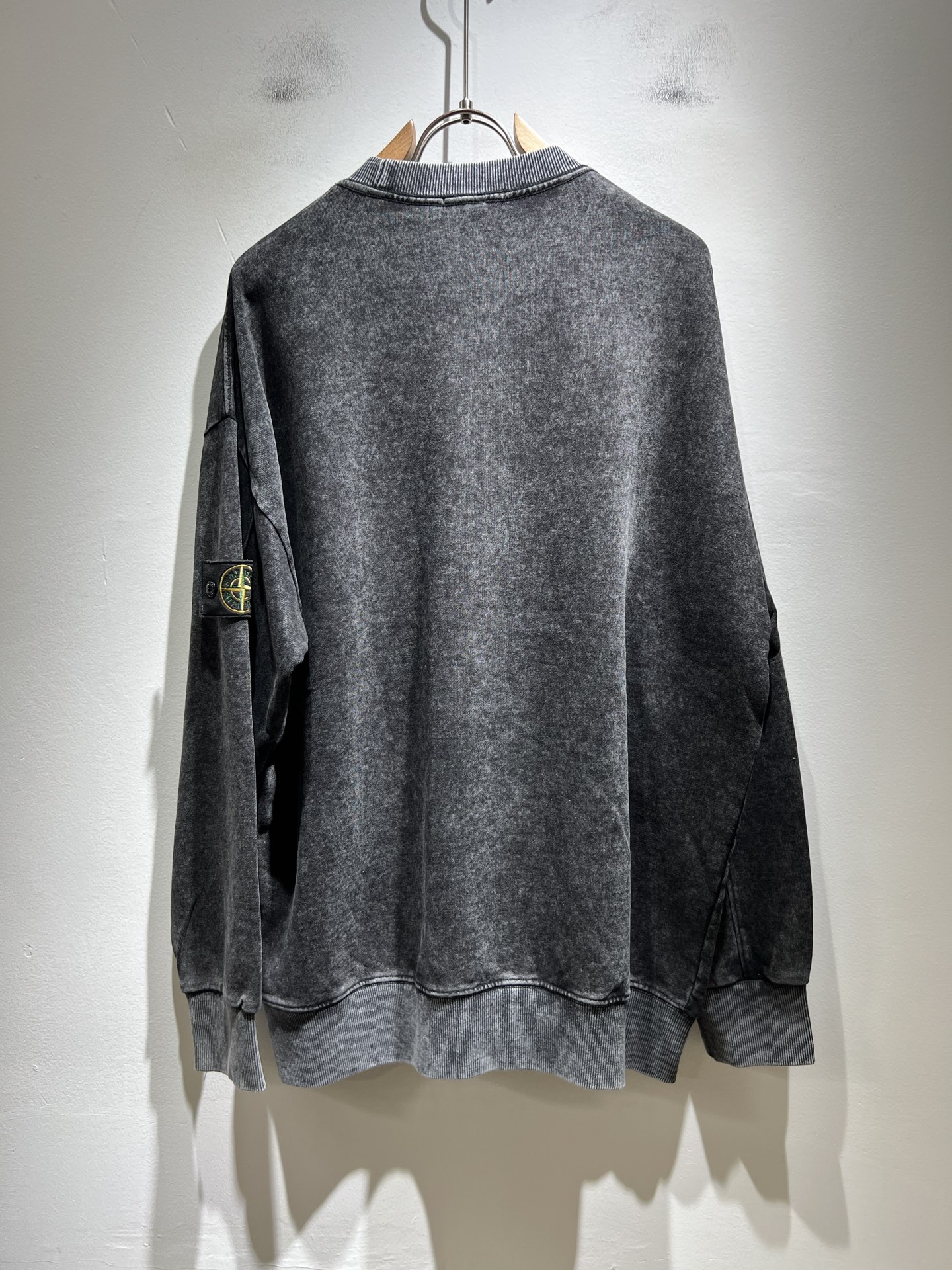 StoneIsland 石头岛2025秋冬新款做旧男女同款👫卫衣，品牌最新设计元素！既不单调也不复杂,恰