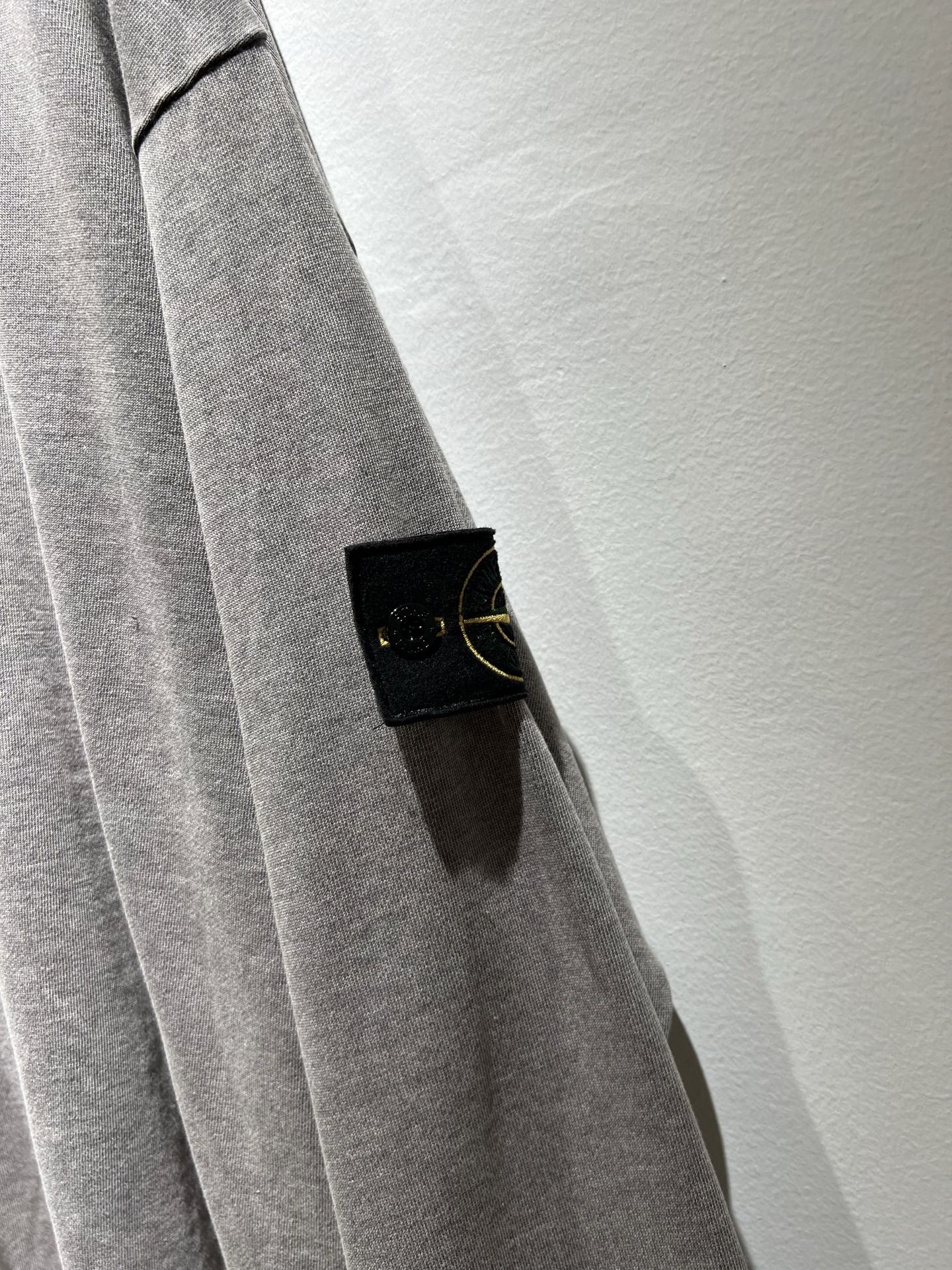 StoneIsland 石头岛2025秋冬新款做旧男女同款👫卫衣，品牌最新设计元素！既不单调也不复杂,恰