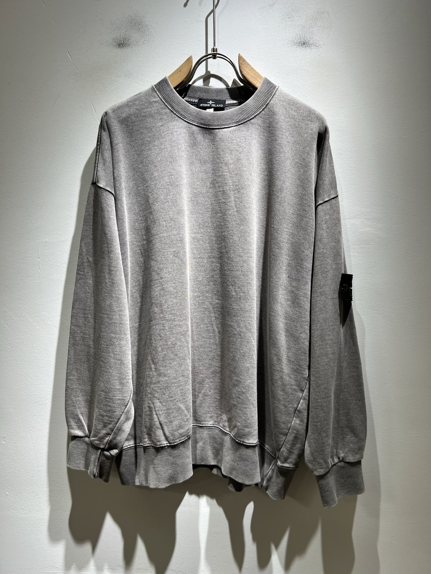 NO:530733,StoneIsland 2025 autumn and winter new styles of old men and women's same sweatshirts, the latest design elements of the brand!  Neither monotonous nor complicated, it shows taste just right!  Custom imported pure cotton fabrics are provided for customers!  The unique high-end three-dimensional feeling of the fabric presents a simple and elegant temperament!  Sleeve logo badge decoration!  Full of fashionable logo elements design!  Full three-dimensional! Standard cutting design!  Every detail is a synchronized with high-end fashion. Size: M-4XL, hoodie, sweatshirts, alexander wang19860909StoneIsland 石头岛2025秋冬新款做旧男女同款卫衣,品牌最新设计元素！既不单调也不复杂,恰到好处的展现品味！客供定制进口纯棉面料！面料独具的高奢立体感呈现简约优雅气质！袖子logo徽章修饰！满满的时尚logo元素设计！饱满立体!标准裁剪设计！每一处细节都是与高端时尚同步的体现. 尺码:M-4XL,,hoodie,sweatshirts,alexander wang,Men's clothing