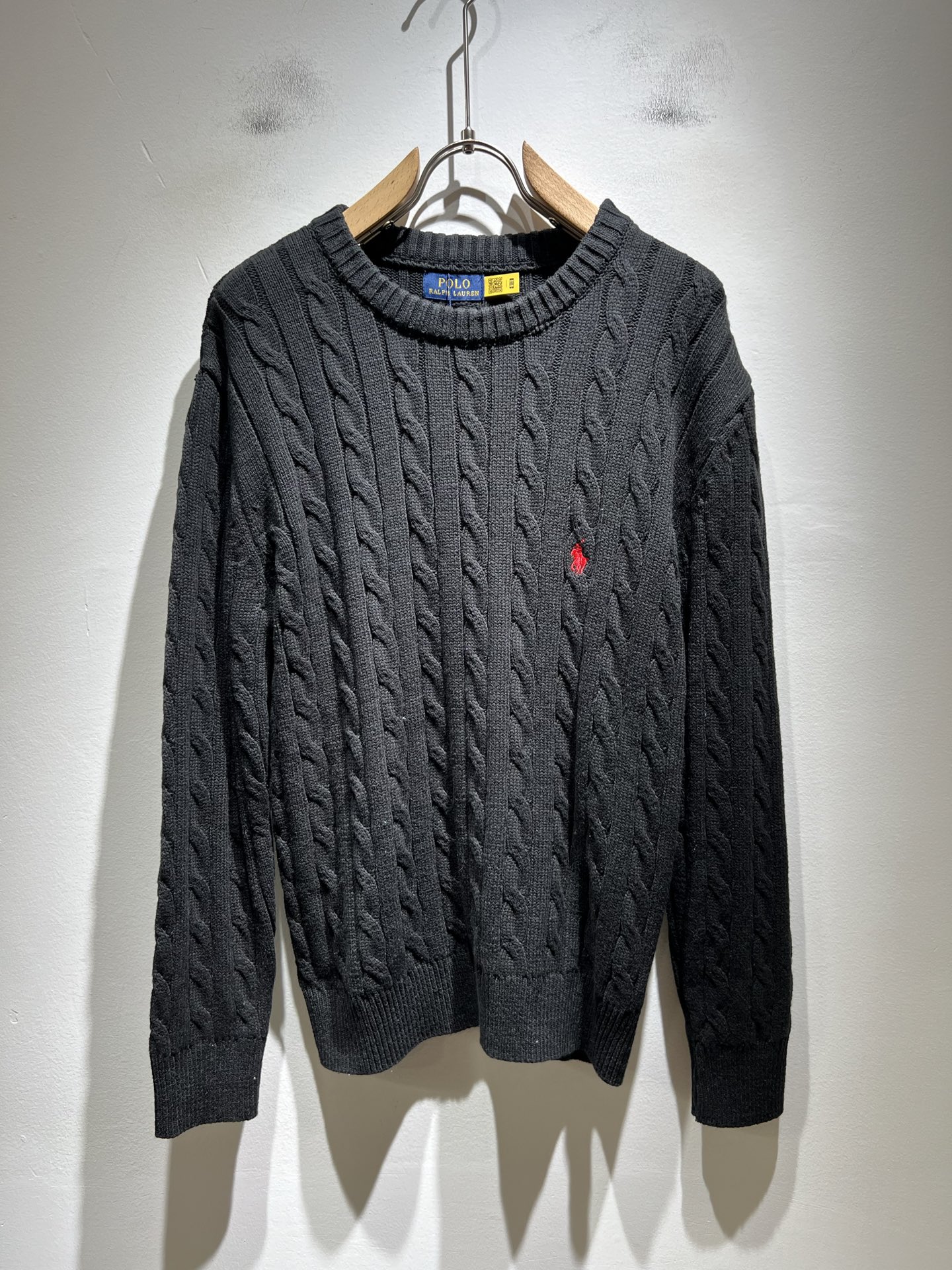 NO:530742,Paul POLOSPORT 2025 autumn and winter new men's knitted wool sweater, simple solid color and fashionable styles, many design celebrities have an indelible feeling for solid color. This is a tribute to tradition and a nostalgia for mood~ In fact, most of the nostalgia of the design also determines the tone of the work. The work I want to talk about today can be said to be a business-friendly and casual style work. A simple and iconic logo embroidery design on the chest!  The exquisite workmanship is worth savoring, and it can be said to be an extremely accurate and simple style tone setting. A simple and casual tone is already very accurate. Imported pure cotton fabric has a soft and comfortable texture. The classic logo pattern embroidery design is impeccable. It is not monotonous and also more high-end. What originally exudes a fashionable temperament, coupled with its soft and comfortable fabric, the dressing experience of the whole work has gone to a higher level~ The control of style and the stone hammer of the tone is very accurate!  !  The first choice for shopping is OK~~Exclusive to the entire network, size M-3XL, alexander wang19860909保罗POLOSPORT 2025秋冬新款男士针织羊毛衫,简约纯色时尚款不乏有许多设计大咖们都对于纯色都有着难以割舍的情怀.这是一种对于传统的致敬,也是一种对于情调的怀旧~其实,设计的怀旧感很大部分也决定了作品的基调.今天要说的这件作品,可以说是一件可商务可休闲的风格作品.胸前简单标志性logo刺绣设计！精致的做工值得细品,可以说是一次极为准确的简洁风定调.一种简洁&休闲的基调已经十分准确了.进口纯棉面料,质地柔软舒适.经典logo图案刺绣设计,做工无可挑剔.不单调的同时更显高端.本来散发的就是一种时尚的气质,再加上其柔软舒适的面料,整件作品的穿搭体验,更上一层楼~对于风格的把控以及基调的石锤,更是非常只准确！！剁手首选好吧~~全网独家,尺码M-3XL,,alexander wang,Men's clothing