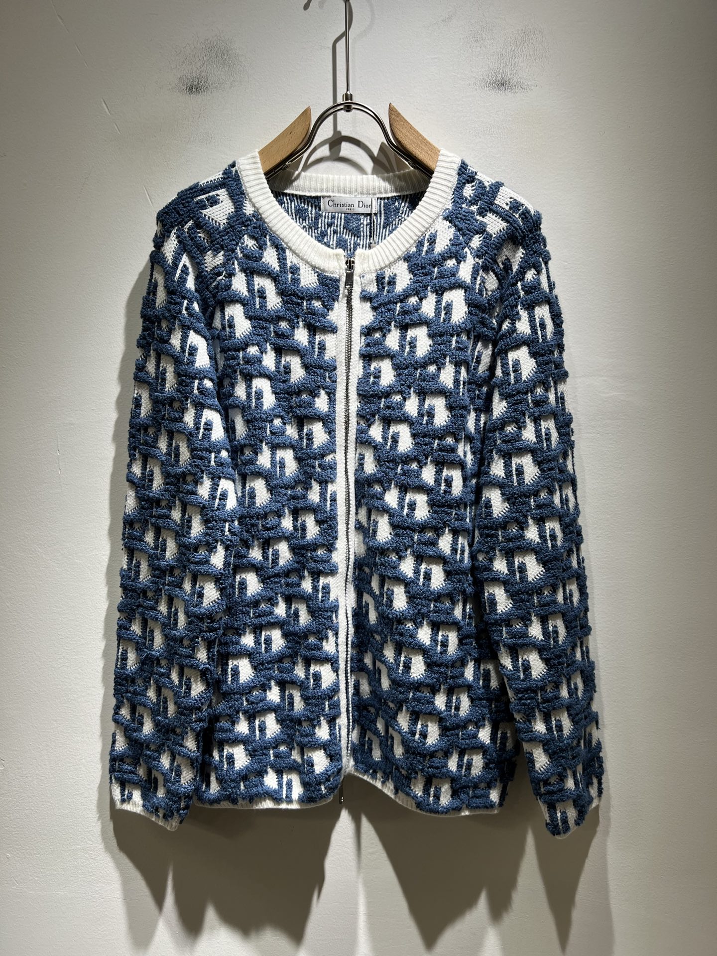 NO:531926,Dio*Dijia's new autumn and winter style knitted wool cardigan for men and women, and the counter is available at the same time!  Customized exclusive wool fabric, calm and versatile, extremely high-end, perfectly integrated with fashion and style, a top fashionable style that perfectly suits the outside wear!  The overall feeling is natural!  Panoramic logo crochet design!  Use the latest hardware zipper logo design!  The ultimate perfection of heavy industry!  Fans who pursue high quality are please buy them by themselves, and all fans who know the goods are invited to appreciate this model together!  !  Size M-3XL, dior, dior, alexander wang19860909Dio*迪家 秋冬新款男女同款针织羊毛开衫,专柜同步发售！定制专属羊毛面料,从容百搭,档次极高,完美融入时尚还有风情感一款完美符合外穿的顶尖时髦气质款！整体给人浑然天成的感觉！全景logo钩织设计！采用最新五金拉链logo设计！极致的重工极致的完美！追求高品质的粉丝们请自行抢购,诚邀所有识货的粉丝一同鉴赏此款！！尺码M-3XL,,dior,dior,alexander wang,Men's clothing