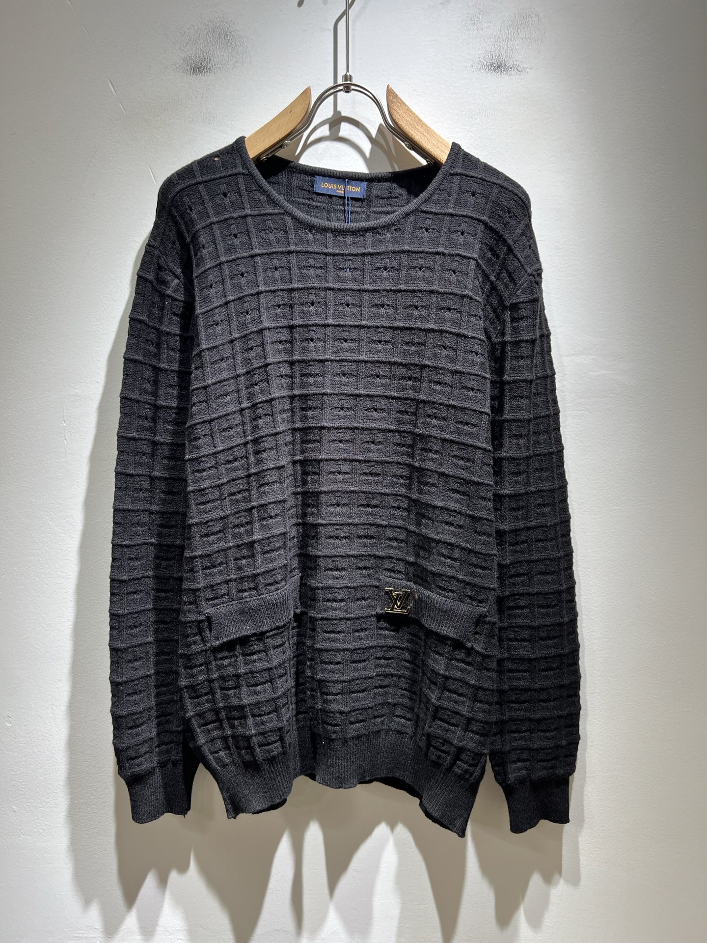 NO:531909,Louis Vuit*on Autumn and Winter Louis family light luxury knitted wool sweater!  The new high-end Louis family has always been so flawless in detail, and creative designs are endless. Letter logo badge pattern design!  It is a thing that everyone loves. It is made of thimble knit blend, super soft and tough, and has excellent breathability. It comes from world-class trade-level OEM channels, with extremely rare quantity and no help after selling out. The three-dimensional logo presents an extraordinary texture, clean and neat. This is the special skill of the Louis family and the latest craftsmanship this quarter. The degree of meticulousness has reached the top, and the slim three-dimensional tailoring design is a unique combination of luxury and fashion!  Size M-3XL, louis vuitton,louis vuitton,alexander wang19860909Louis Vuit*on 秋冬路易家族轻奢针织羊毛衫！路易家族的新高端,细节品质永远的那么完美无瑕,创意设计层出不穷.字母logo徽章图案设计！实属人见人爱的东西.顶针织混纺打造,超级柔软且具有韧性,透气感也是绝佳.来自世界级贸易级别的代工厂渠道,数量极其稀少售完无补.立体Logo呈现不一般的质感,干净俐落.这是路易家族的看家绝活也是本季度的最新工艺.细致化程度已经达到顶端了,修身立体剪裁的版型设计堪称一绝.属于奢华与时尚的融合！尺码M-3XL,,louis vuitton,louis vuitton,alexander wang,Men's clothing