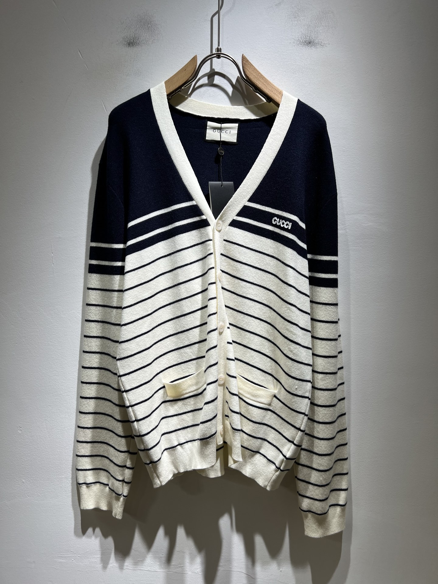 NO:531915,GUC*I Gujia New autumn and winter style for men and women, knitted wool cardigan, chest logo crochet design!  Trading companies have sparse channels and are released on the official website at the same time!  G Home Autumn and Winter Series Couple Sweater is online, and the design is classic color matching crochet design!  This sweater is selected for imported knitted wool material!  The fabric feels thick and has a certain sense of self-weight. It has a soft and dense terry texture. It is breathable and comfortable to wear with close body. It has beautiful colors and is eye-catching and fashionable. The unique patterns can definitely make you outstanding among the crowd!  Casual style cut design!  The upper body effect is age-reducing and versatile. It can easily get daily casual outfits for both men and women!  Size M-3XL, gucci, gucci, gucci, sweaters, alexander wang19860909GUC*I 古家 秋冬新款男女同款 针织羊毛开衫,胸前标志logo钩织设计！贸易公司渠道稀出,同步官网发售！G家秋冬系列情侣毛衣上线,设计经典配色钩织设计！此款毛衣甄选客供进口针织羊毛材质！面料手感偏厚实,有一定的自重感,柔软绵密的毛圈肌理,贴身穿着透气亲肤舒适,色彩靓丽、吸睛时髦度爆棚,与众不同的图案绝对可以让你在人群中出彩万分！休闲版型裁剪设计！上身效果减龄又百搭,轻松Get起日常休闲穿搭,男女皆可轻松驾驭！尺码M-3XL,,gucci,gucci,gucci,sweaters,alexander wang,Men's clothing