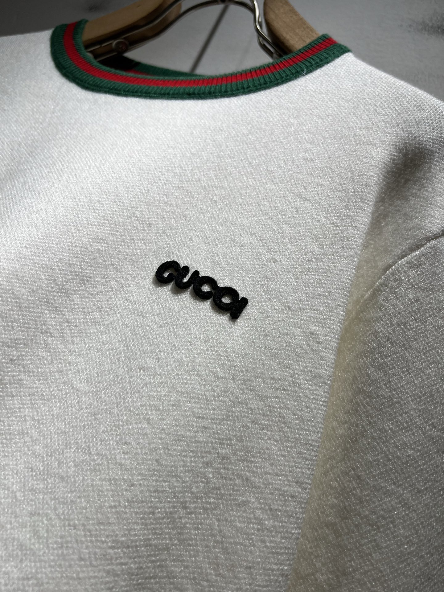 GUC*I 古家 2025秋冬新款男女同款👫 针织羊毛衫，胸前标志logo压胶设计！贸易公司渠道稀出，同