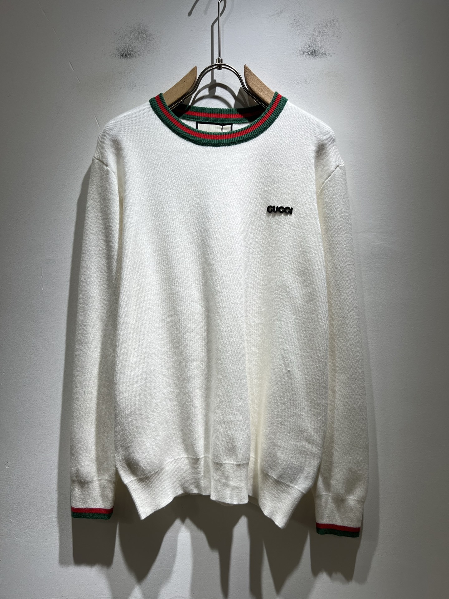 NO:531918,GUC*I Gujia New autumn and winter style for men and women, knitted wool sweater, chest logo logo glue-pressing design!  Trading companies have sparse channels and are released on the official website at the same time!  G Home Autumn and Winter Series Couple Sweater is online, and the design is classic color matching crochet design!  This sweater is selected for imported knitted wool material!  The fabric feels thick and has a certain sense of self-weight. It has a soft and dense terry texture. It is breathable and comfortable to wear with close body. It has beautiful colors and is eye-catching and fashionable. The unique patterns can definitely make you outstanding among the crowd!  Casual style cut design!  The upper body effect is age-reducing and versatile. It can easily get daily casual outfits for both men and women!  Size M-3XL, gucci, gucci, gucci, sweaters, alexander wang19860909GUC*I 古家 秋冬新款男女同款 针织羊毛衫,胸前标志logo压胶设计！贸易公司渠道稀出,同步官网发售！G家秋冬系列情侣毛衣上线,设计经典配色钩织设计！此款毛衣甄选客供进口针织羊毛材质！面料手感偏厚实,有一定的自重感,柔软绵密的毛圈肌理,贴身穿着透气亲肤舒适,色彩靓丽、吸睛时髦度爆棚,与众不同的图案绝对可以让你在人群中出彩万分！休闲版型裁剪设计！上身效果减龄又百搭,轻松Get起日常休闲穿搭,男女皆可轻松驾驭！尺码M-3XL,,gucci,gucci,gucci,sweaters,alexander wang,Men's clothing