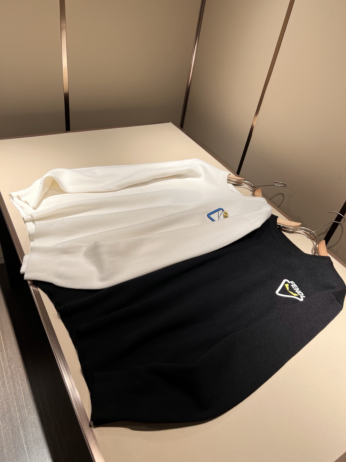 FEN*I 芬*迪2025秋冬新款FD家族男女同款针织羊毛衫，男女同款👫百搭。意大利原厂订单，FD家族人