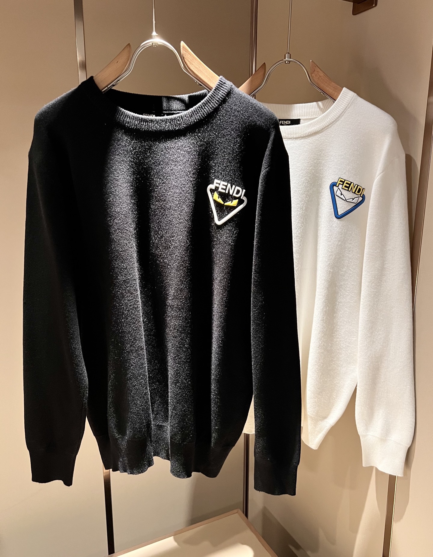 NO:530728,FEN*I FEN*Di's new 2025 autumn and winter FD family knitted sweater for men and women, versatile for men and women. Original Italian orders, popular FD family items, high-quality products with full representativeness and full specifications, and high-quality products that all FD fans are worth buying!  Pure Yidian channel orders, high-end and popular products from the FD family, very popular items at the moment, and iconic logo glue pressing design!  High-end goods worth keeping and giving away to others!  The most classic BUGS series styles of the FD family are trendy and beautiful, full of fashion sense, extremely high-quality and specifications, and use a very classic color matching logo glue-pressing design!  It gives people a strong visual impact, with extremely high recognition, and has a top-quality exclusive wool fabric!  Created, soft, delicate and comfortable, and the quality is quite high-end and classy!  Perfectly interprets the charm of the brand and leaves a deep impression. It is more fashionable and charming, with generous and fashionable upper body, and is even more stressful for outfits!  The inner wear alone is very delicious and beautiful scenery that cannot be ignored!  Size M-3XL, fendi,dior,alexander wang19860909FEN*I 芬*迪2025秋冬新款FD家族男女同款针织羊毛衫,男女同款百搭.意大利原厂订单,FD家族人气单品,代表性十足,规格感十足的精品,所有FD粉丝都值得抢购的精品！纯正意代渠道订单,FD家族的高奢人气爆款产物,当下十分火爆的单品,标志性logo压胶设计！值得自留和送人的高端货！FD家族最为经典的BUGS系列款式单品,新潮又好看,潮流气息感十足,档次规格感极高,并且采用十分经典的配色logo压胶设计！给人的视觉冲击感相当强烈,有着极高的辨识度,顶级专属羊毛面料！打造,触感柔软细腻舒适,品相相当高级有档次！完美诠释品牌魅力,给人留下深刻印象.更具时尚与韵味,上身大方时尚,对于穿搭更是毫无压力！单穿内搭都极有味道,不可忽视的靓丽风景线！ 尺码M-3XL,,fendi,dior,alexander wang,Men's clothing