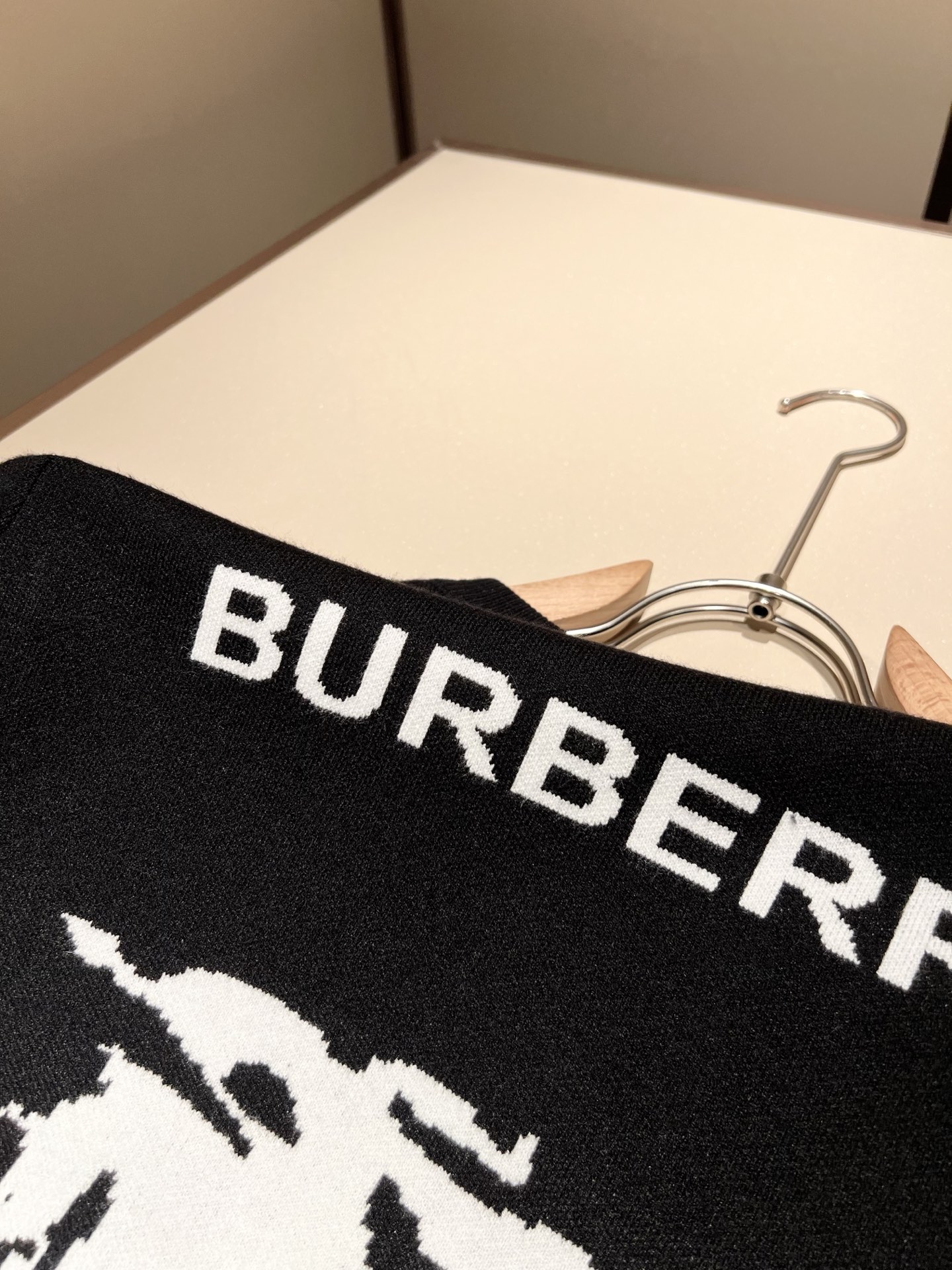 Bur*erry 巴*莉 2025秋冬新款针织羊毛衫，胸前设计标志logo图案钩织设计！品牌经典设计元素