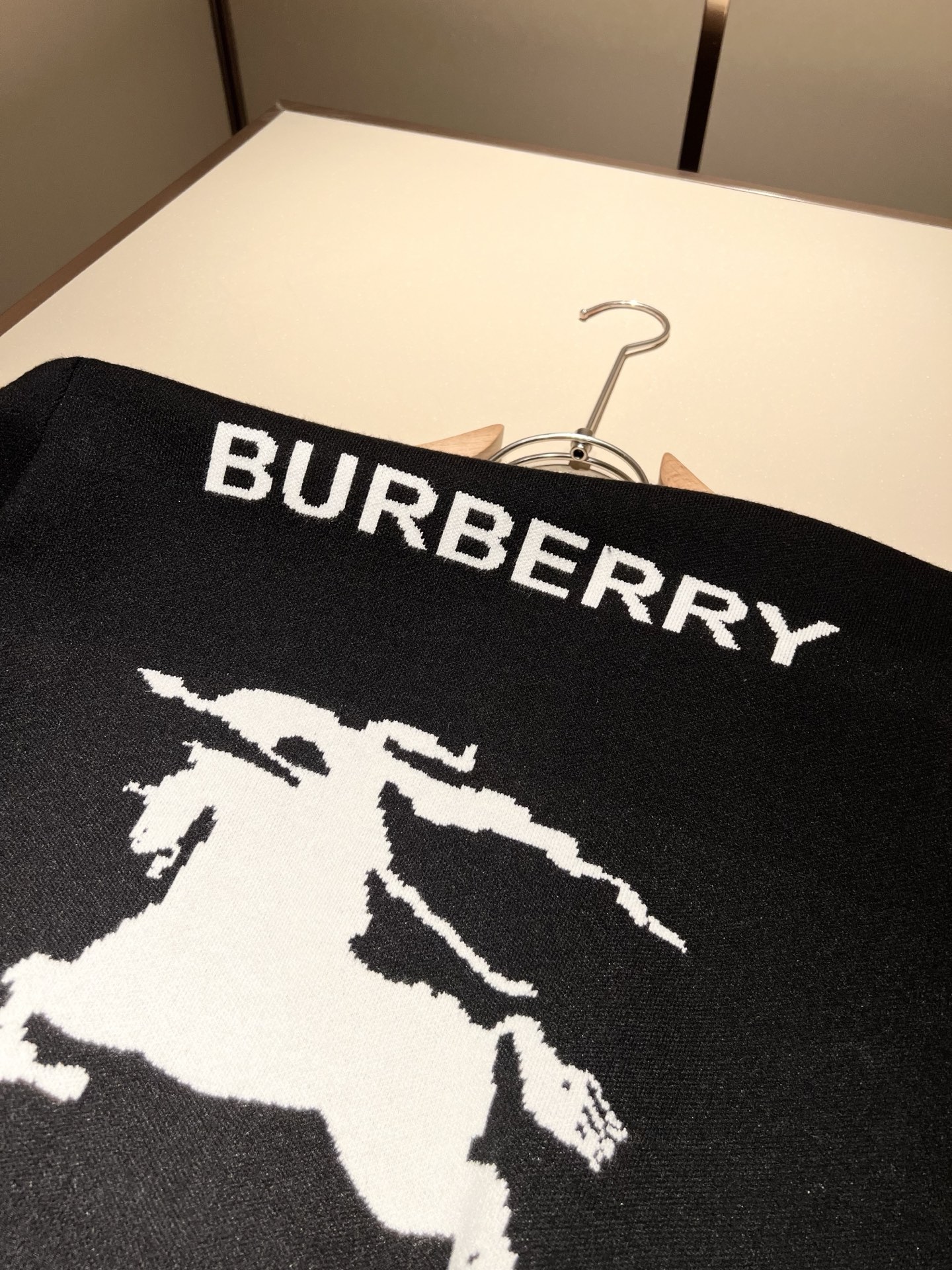 Bur*erry 巴*莉 2025秋冬新款针织羊毛衫，胸前设计标志logo图案钩织设计！品牌经典设计元素