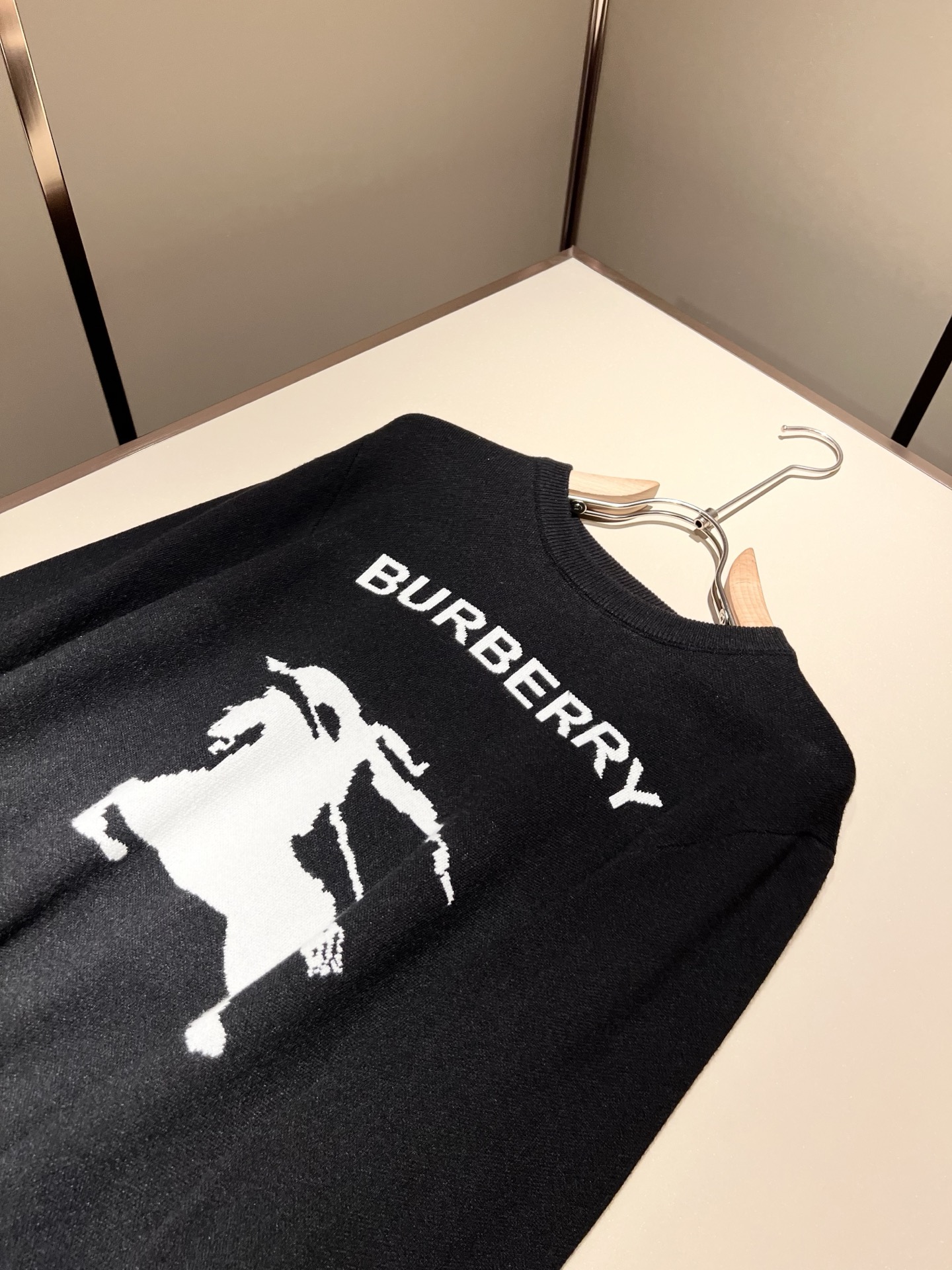 Bur*erry 巴*莉 2025秋冬新款针织羊毛衫，胸前设计标志logo图案钩织设计！品牌经典设计元素