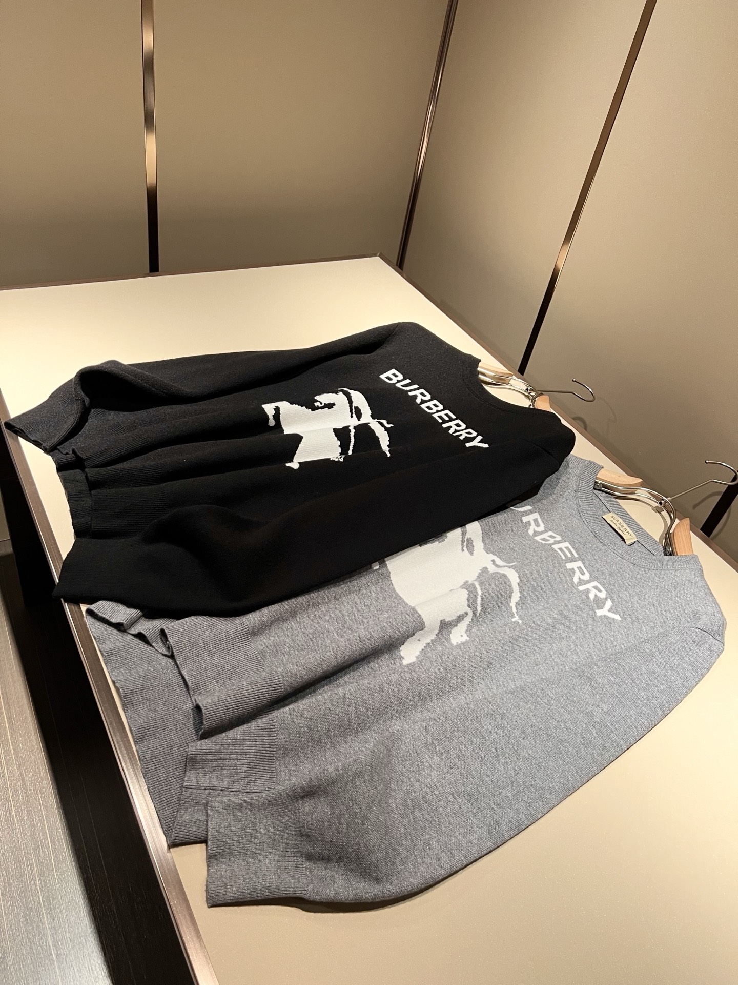 Bur*erry 巴*莉 2025秋冬新款针织羊毛衫，胸前设计标志logo图案钩织设计！品牌经典设计元素