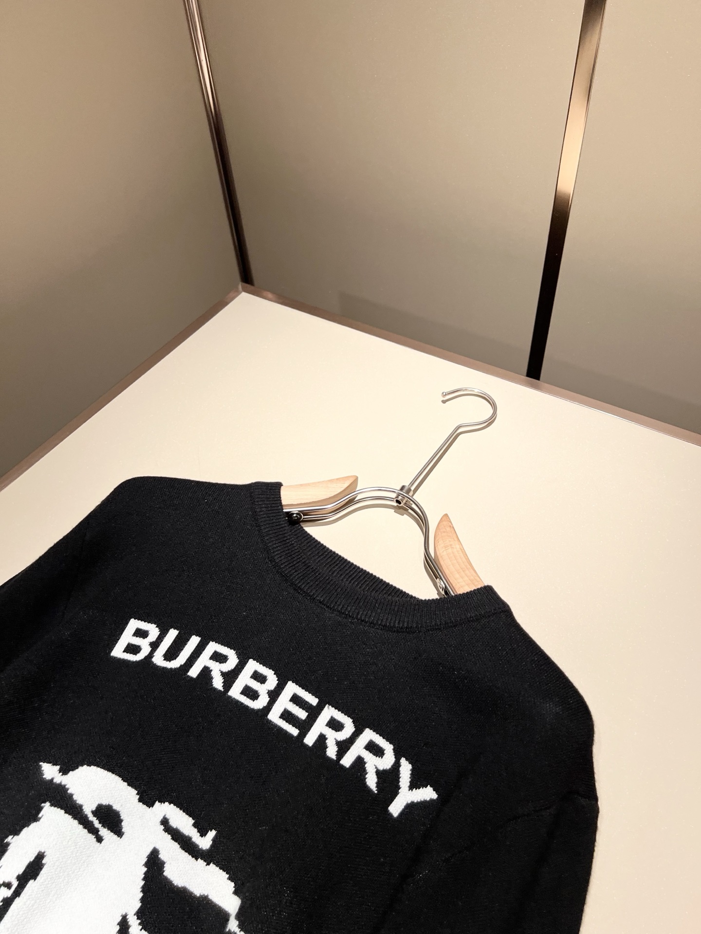 Bur*erry 巴*莉 2025秋冬新款针织羊毛衫，胸前设计标志logo图案钩织设计！品牌经典设计元素