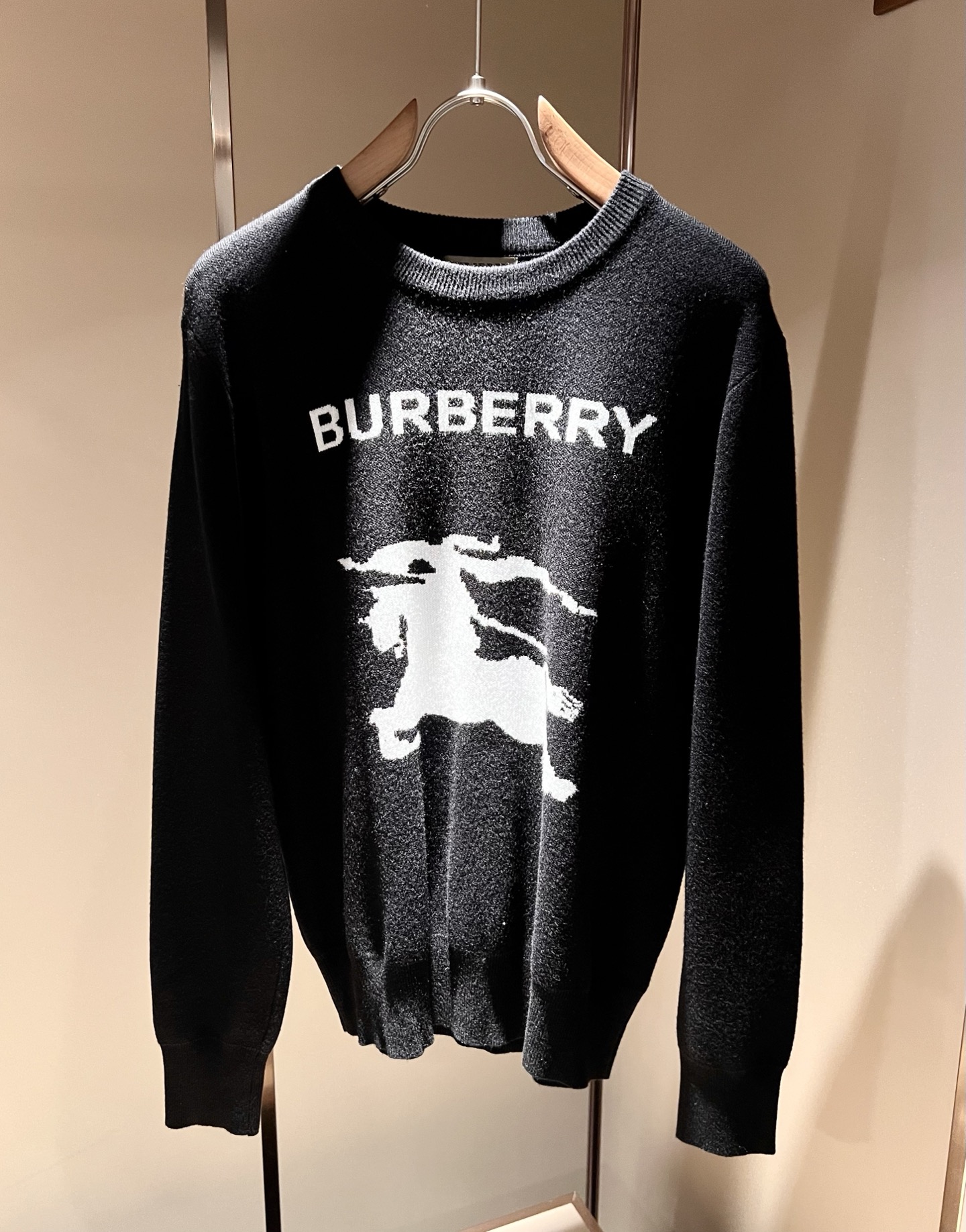 Bur*erry 巴*莉 2025秋冬新款针织羊毛衫，胸前设计标志logo图案钩织设计！品牌经典设计元素