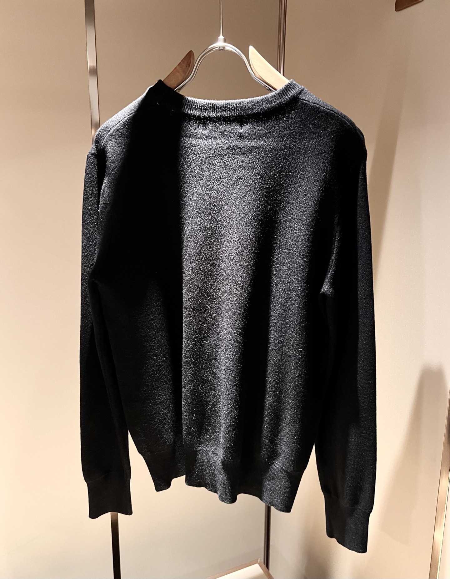 Bur*erry 巴*莉 2025秋冬新款针织羊毛衫，胸前设计标志logo图案钩织设计！品牌经典设计元素