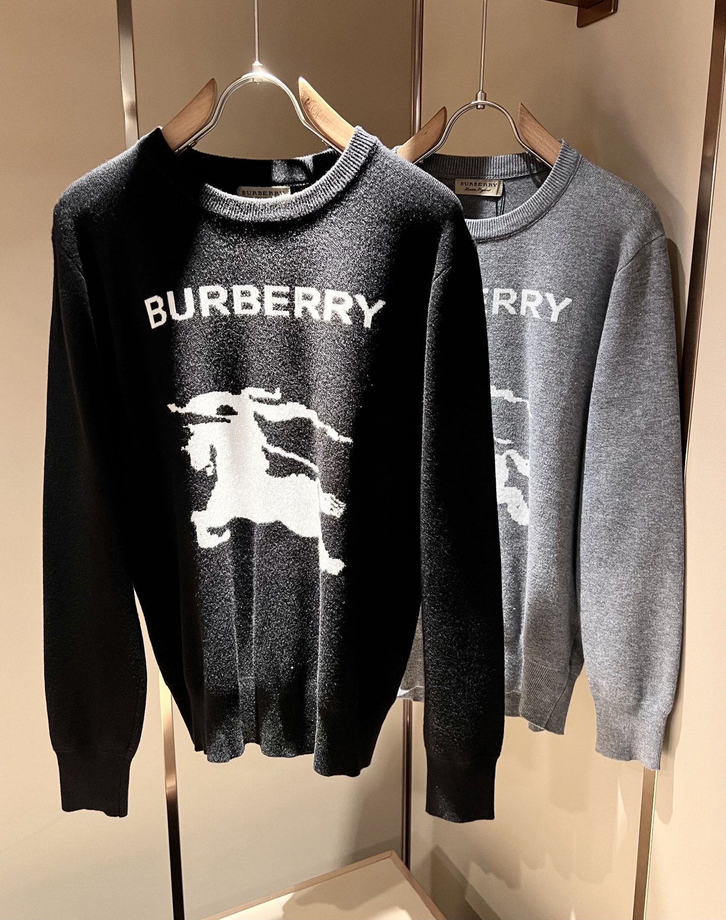 NO:530722,Bur*erry 2025 autumn and winter new knitted cardigan, chest design logo logo pattern crochet design!  Brand classic design elements!  Neither monotonous nor complicated, it shows taste just right!  Customized wool fabrics are available for customers!  Comfortable and breathable are no problem at all. The unique high luxury of the fabric presents a simple and elegant temperament!  Every detail is a synchronized with high-end fashion. Size: M-3XL, burberry, alexander wang19860909Bur*erry 巴*莉 2025秋冬新款针织羊毛衫,胸前设计标志logo图案钩织设计！品牌经典设计元素！既不单调也不复杂,恰到好处的展现品味！客供定制羊毛面料！舒适透气根本不在话下,面料独具的高奢感呈现简约优雅气质！每一处细节都是与高端时尚同步的体现.尺码:M-3XL,,burberry,alexander wang,Men's clothing