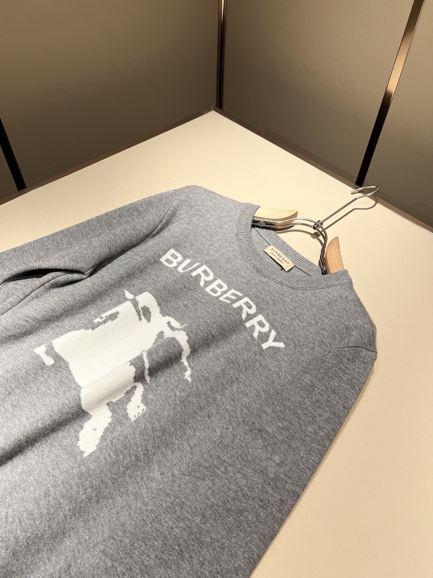 Bur*erry 巴*莉 2025秋冬新款针织羊毛衫，胸前设计标志logo图案钩织设计！品牌经典设计元素