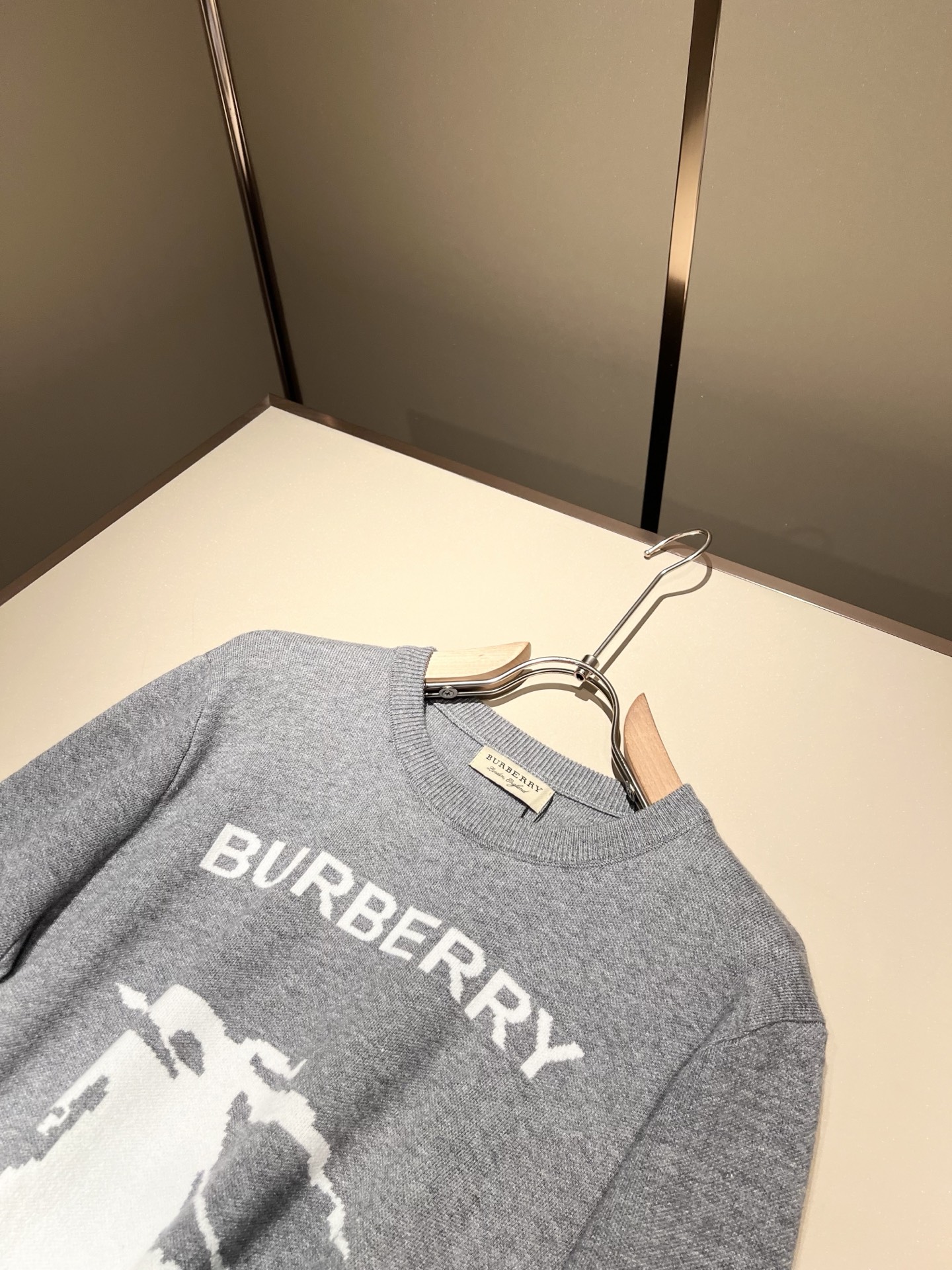 Bur*erry 巴*莉 2025秋冬新款针织羊毛衫，胸前设计标志logo图案钩织设计！品牌经典设计元素