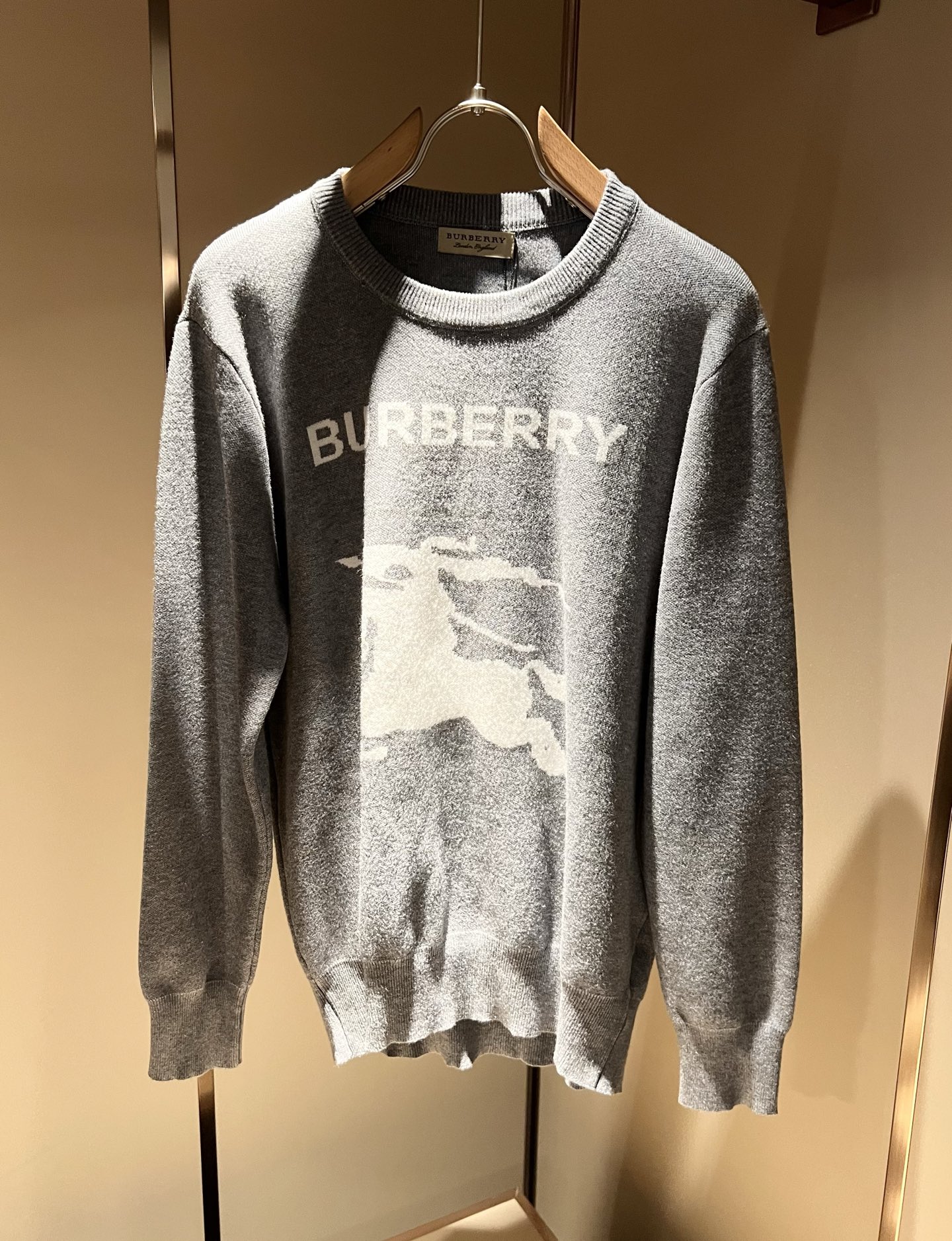 Bur*erry 巴*莉 2025秋冬新款针织羊毛衫，胸前设计标志logo图案钩织设计！品牌经典设计元素