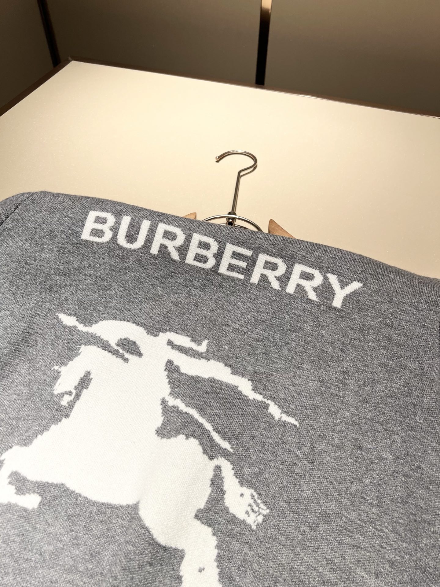 Bur*erry 巴*莉 2025秋冬新款针织羊毛衫，胸前设计标志logo图案钩织设计！品牌经典设计元素