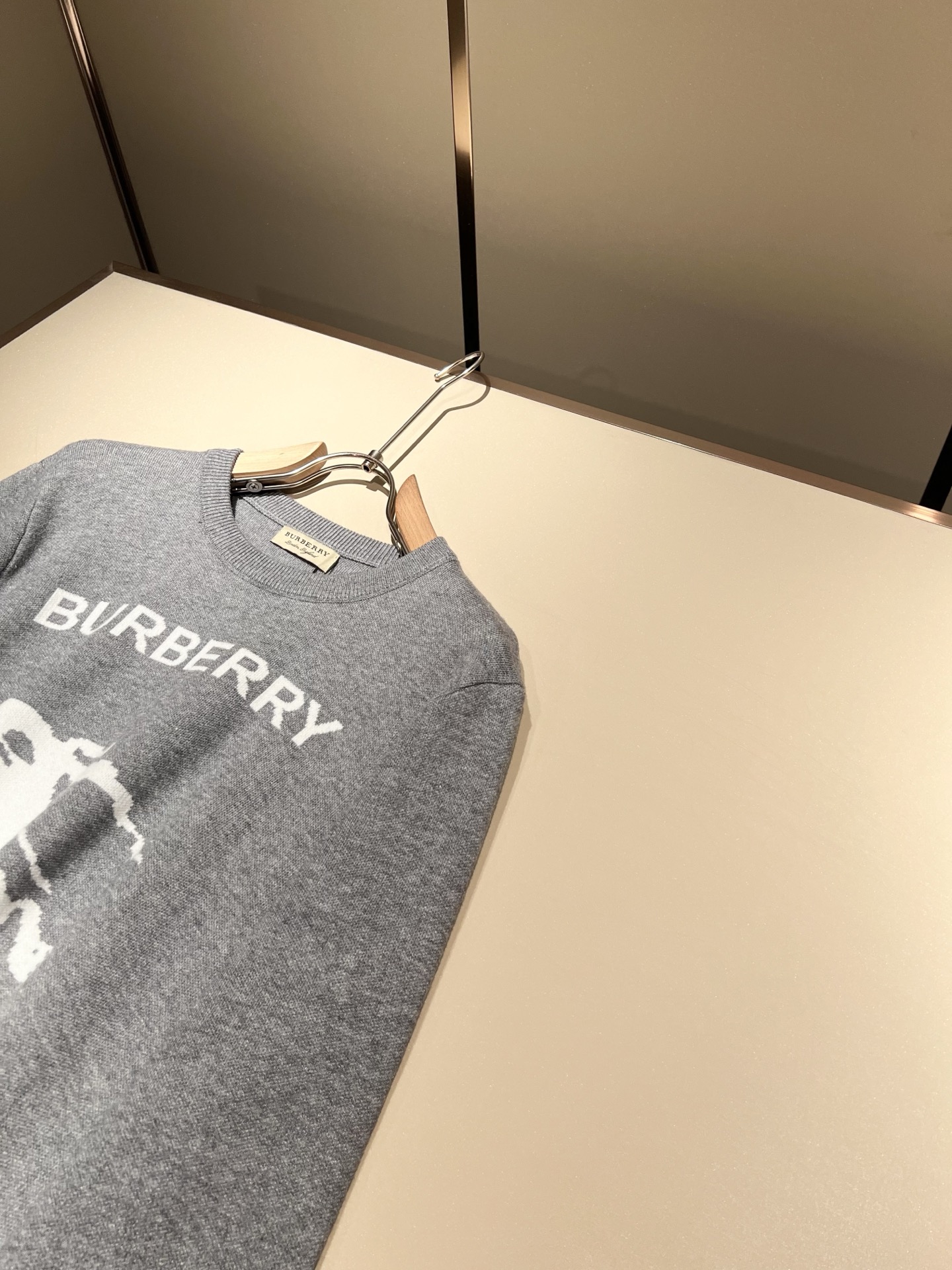 Bur*erry 巴*莉 2025秋冬新款针织羊毛衫，胸前设计标志logo图案钩织设计！品牌经典设计元素